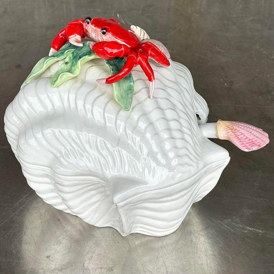 Aggiungi un tocco di eleganza costiera alla tua cena con questa zuppiera in ceramica smaltata vintage. Il suo splendido design ispirato all'oceano e il suo smalto vivace lo rendono un centrotavola di grande effetto. Ideale per servire zuppe, stufati