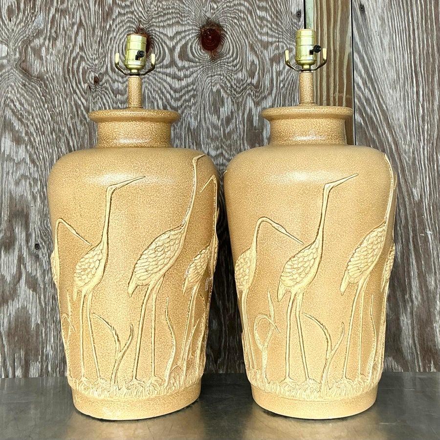 Peppen Sie Ihr Zuhause mit diesem atemberaubenden Paar Vintage Coastal Glazed Ceramic Crane Lamps auf. Diese Lampen zeichnen sich durch ein bezauberndes, geprägtes Kranichmotiv aus, das mit einer strukturierten Glasur versehen ist, die den