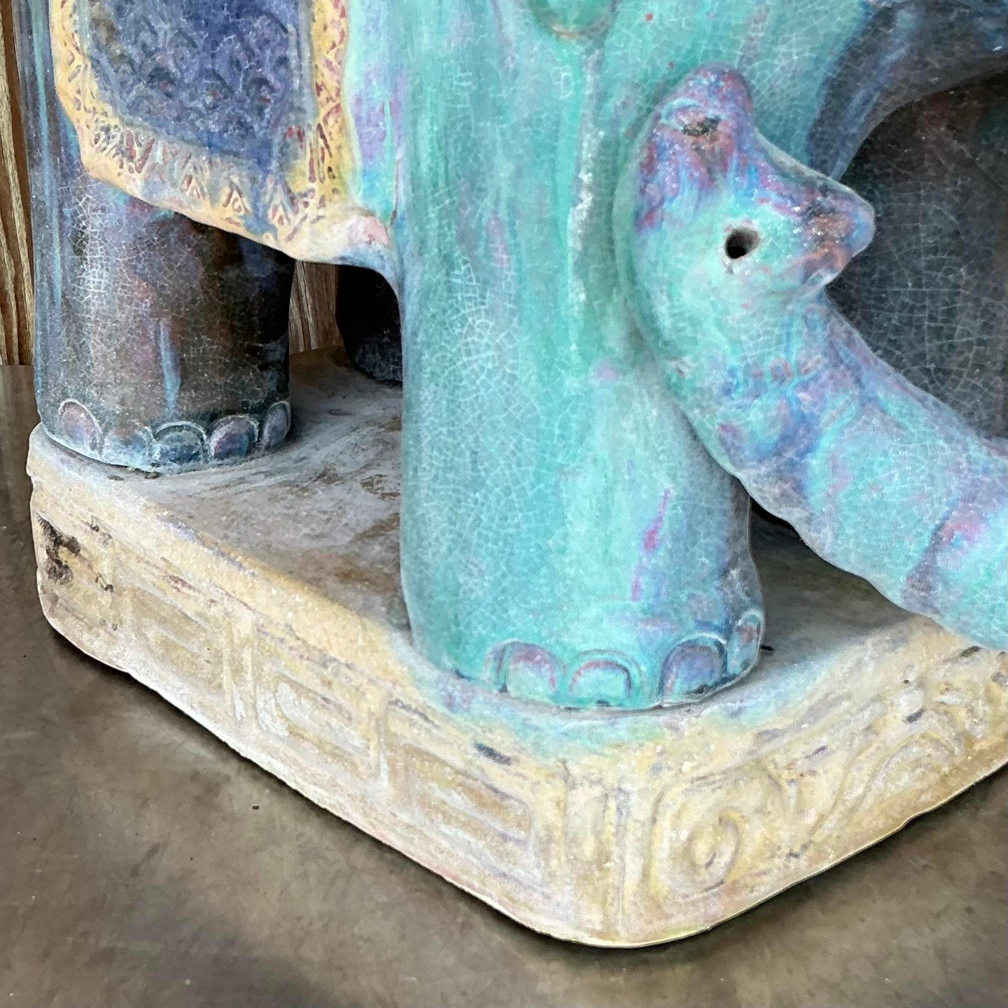 Ce charmant éléphant Vintage Coastal Glazed Ceramic dégage une ambiance exotique et fantaisiste, parfaite pour ajouter une touche de style éclectique à n'importe quel espace. Réalisée avec des détails complexes, cette pièce présente une magnifique