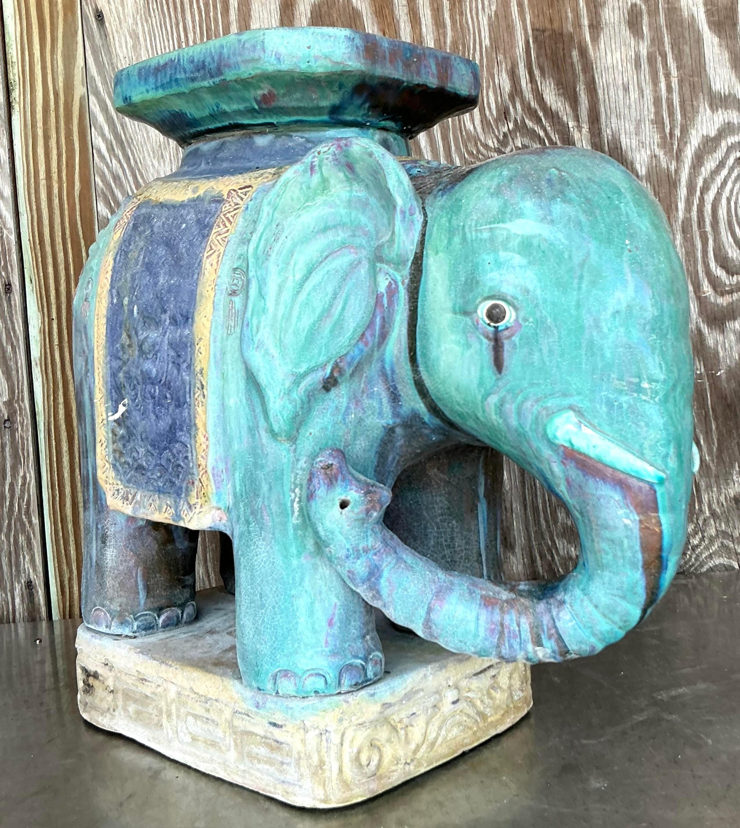 Tabouret bas éléphant vintage en céramique émaillée côtière Bon état - En vente à west palm beach, FL