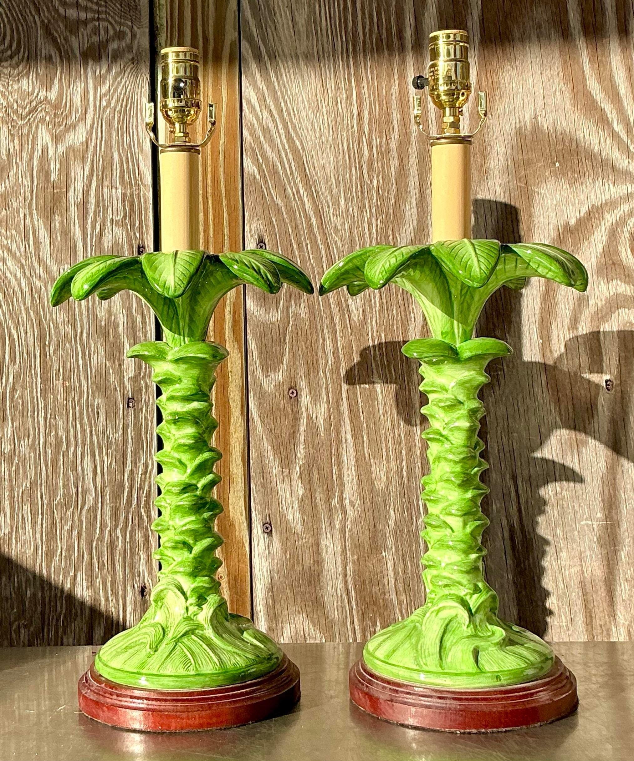 Este par de lámparas Vintage Coastal de cerámica esmaltada con forma de palmera evocan una estética tropical con su encantador diseño y artesanía. Las lámparas cuentan con bases de cerámica bellamente detalladas en forma de estilizadas palmeras,