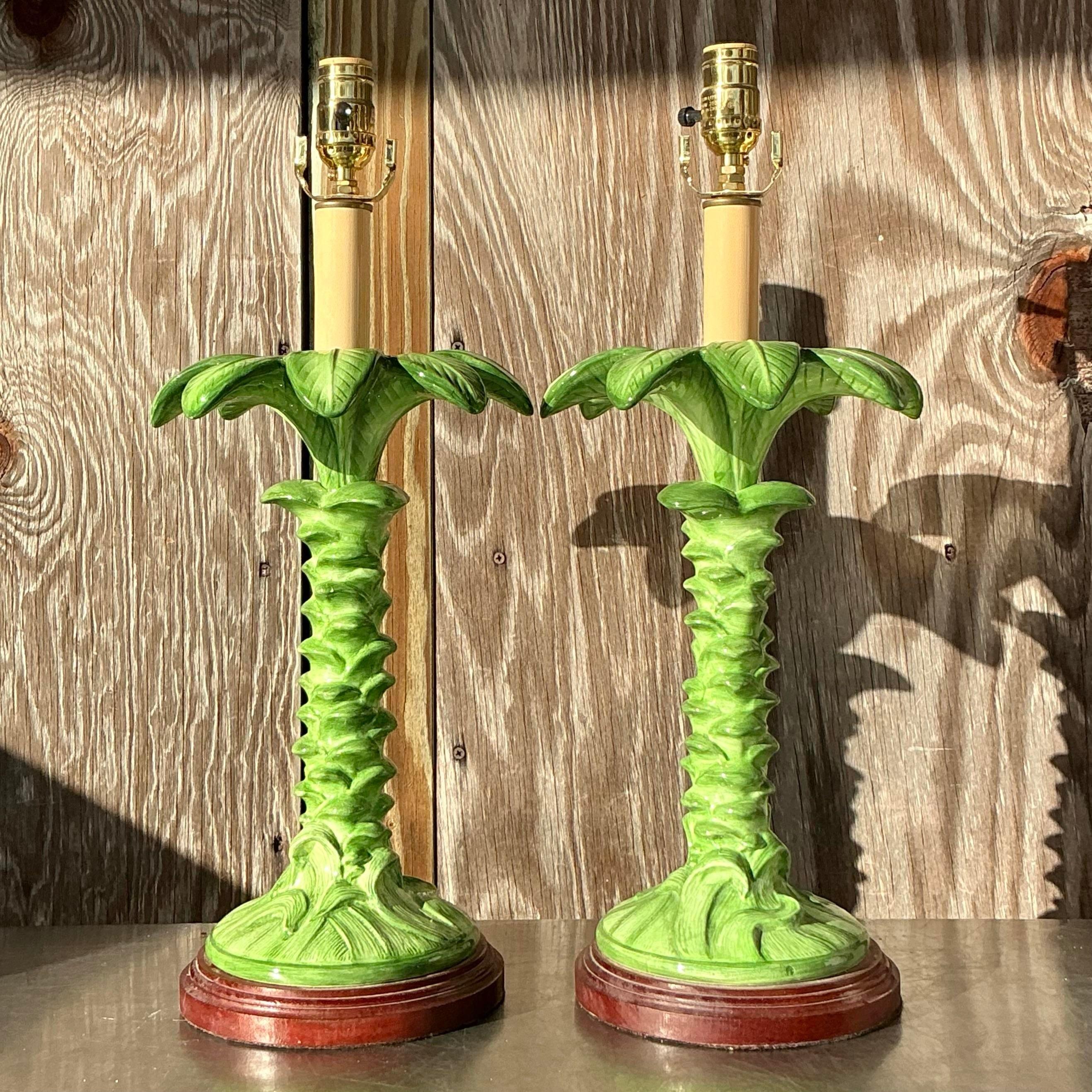 Pareja de lámparas vintage de cerámica esmaltada costera con forma de palmera Estadounidense en venta
