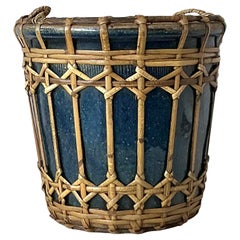 Vaso costiero vintage in ceramica smaltata con dettagli in rattan