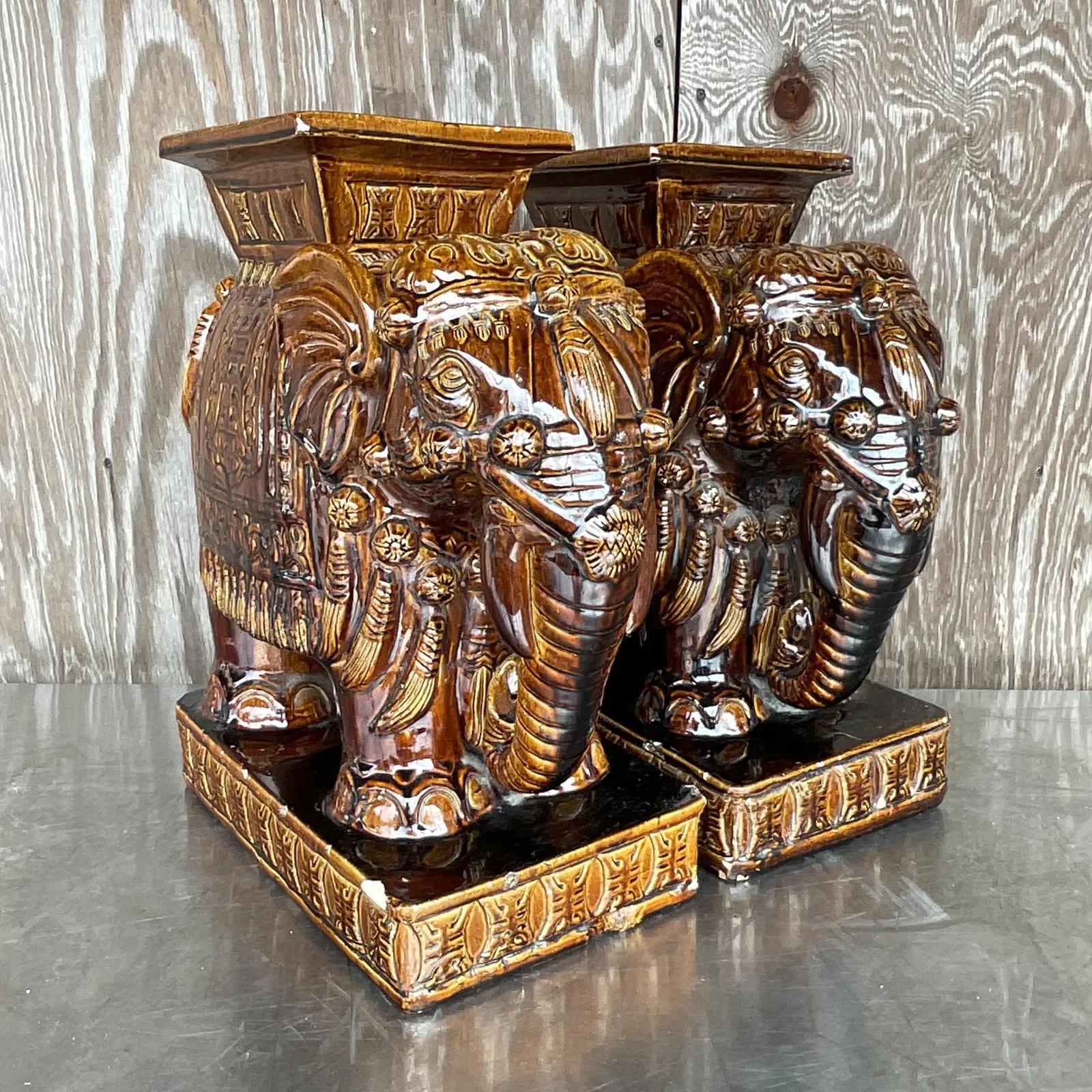 Fantastique paire de sièges de jardin vintage en céramique émaillée. Les très convoités éléphants 