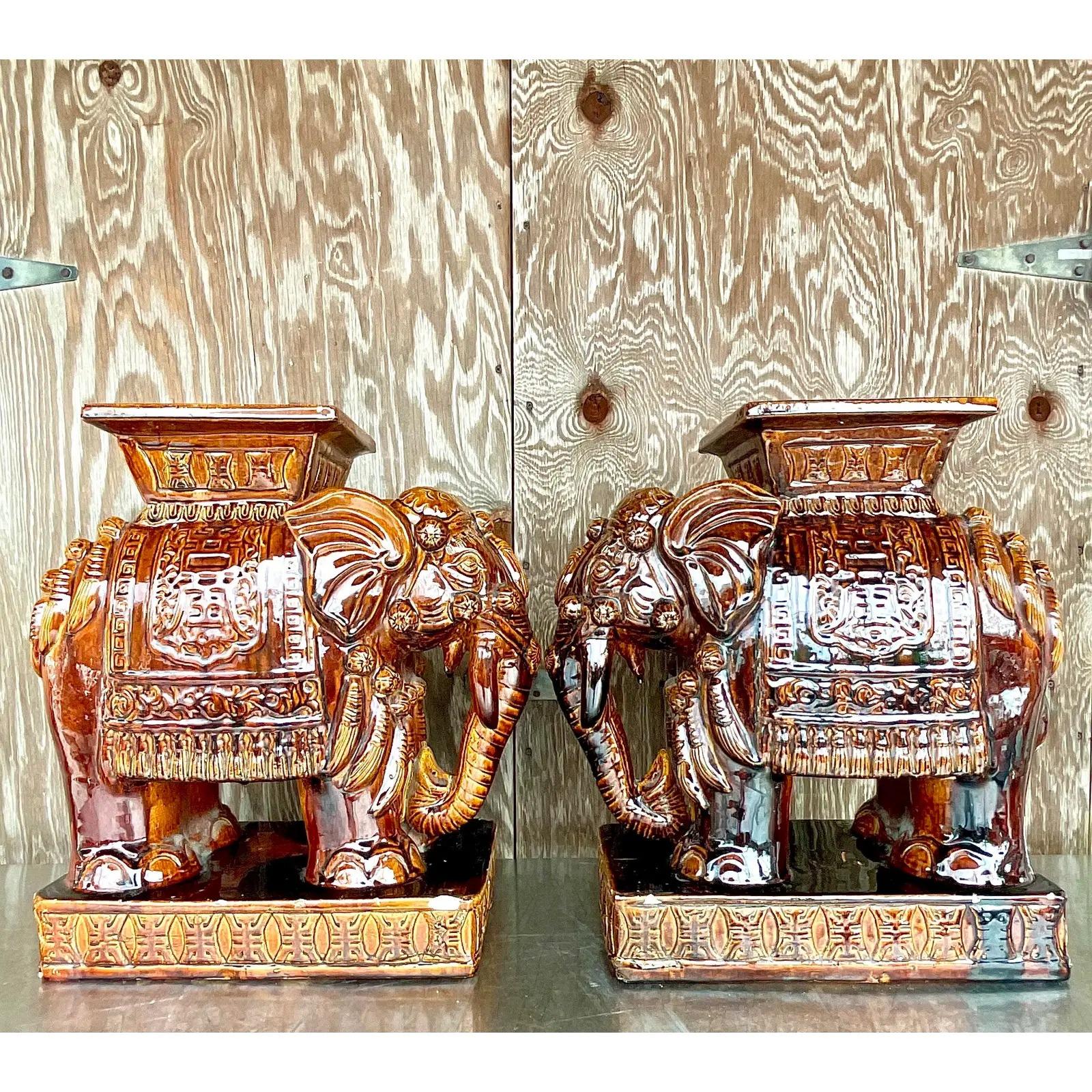 Nord-américain Paire de sièges de jardin éléphants en céramique émaillée de la côte, Root Beer en vente
