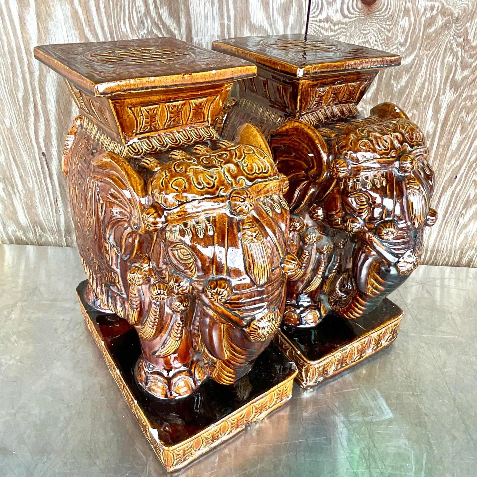 Paire de sièges de jardin éléphants en céramique émaillée de la côte, Root Beer Bon état - En vente à West Palm Beach, FL