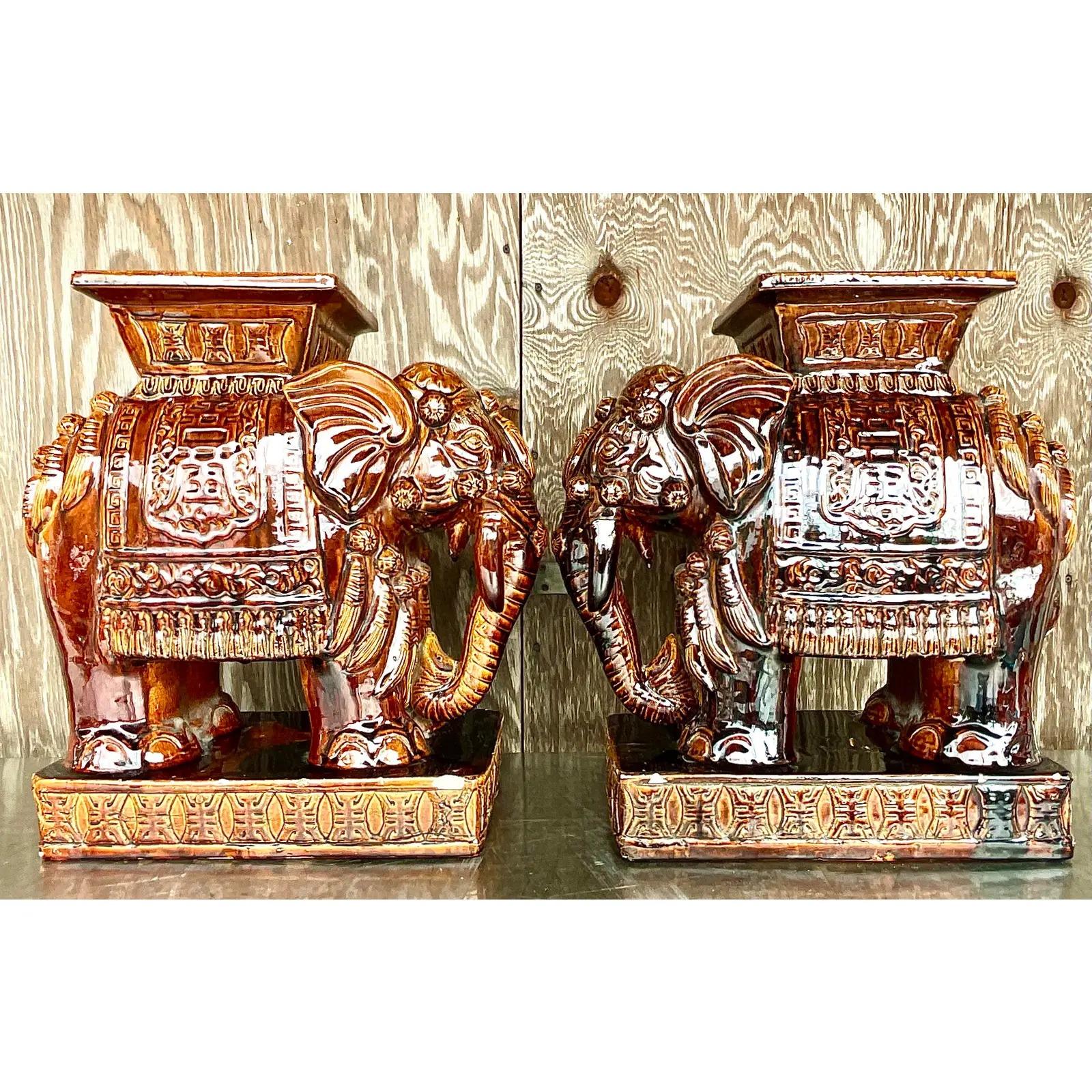 Céramique Paire de sièges de jardin éléphants en céramique émaillée de la côte, Root Beer en vente