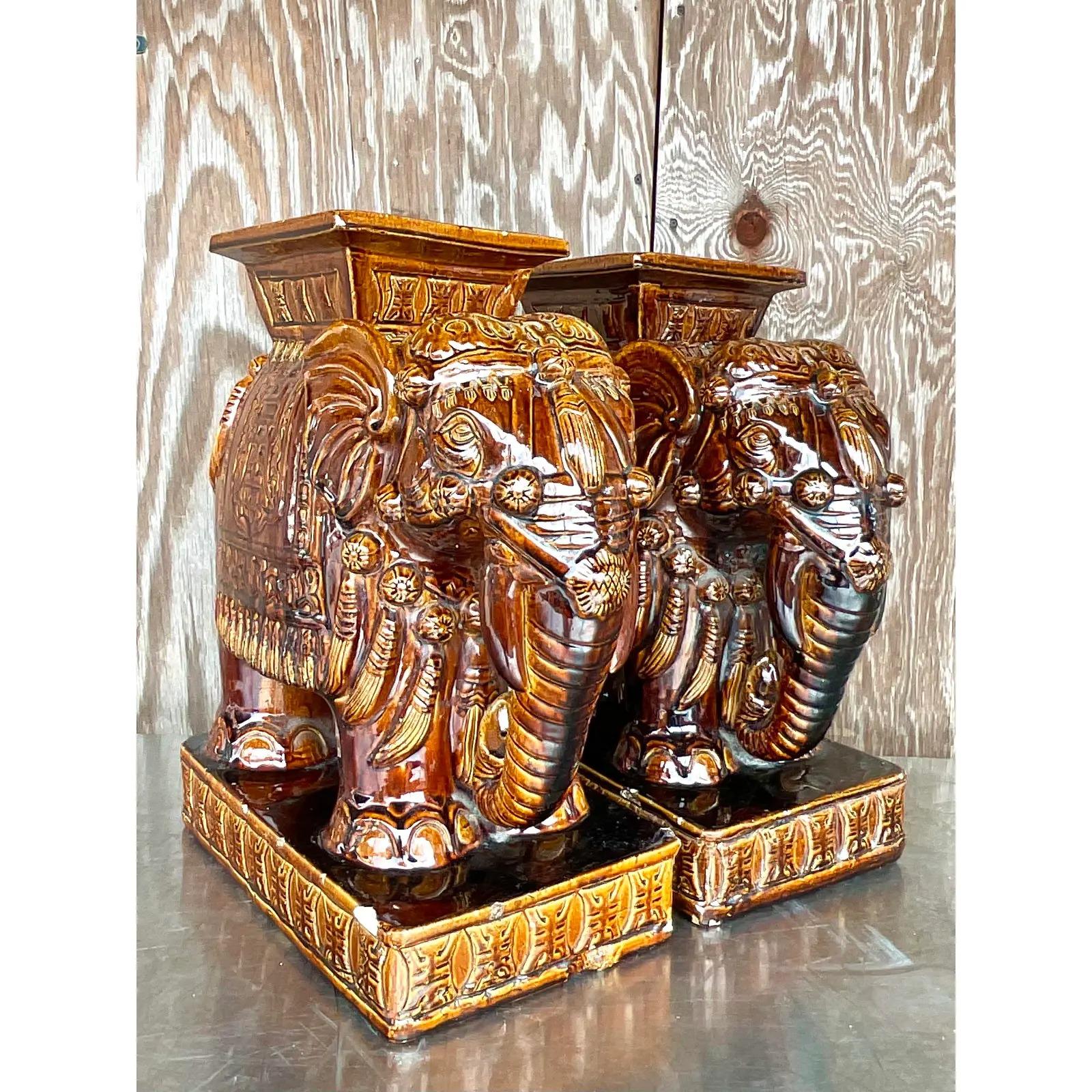 Paire de sièges de jardin éléphants en céramique émaillée de la côte, Root Beer en vente 1
