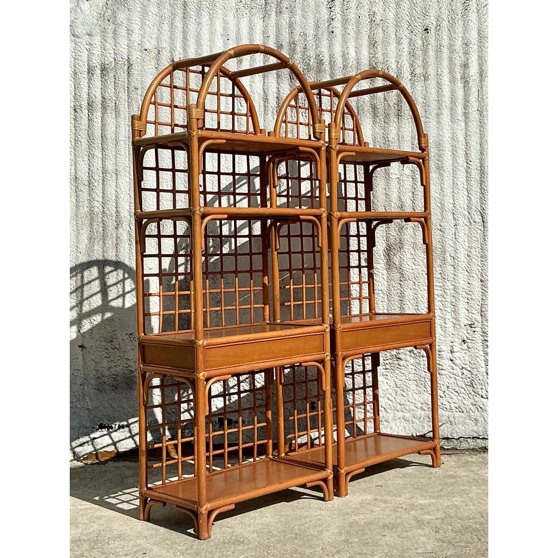 Aggiungi un tocco di fascino costiero al tuo spazio con questa splendida coppia di etageres in rattan vintage. Caratterizzati da un'elegante silhouette ad arco e da un intricato design a griglia, questi scaffali offrono un'esposizione ariosa e