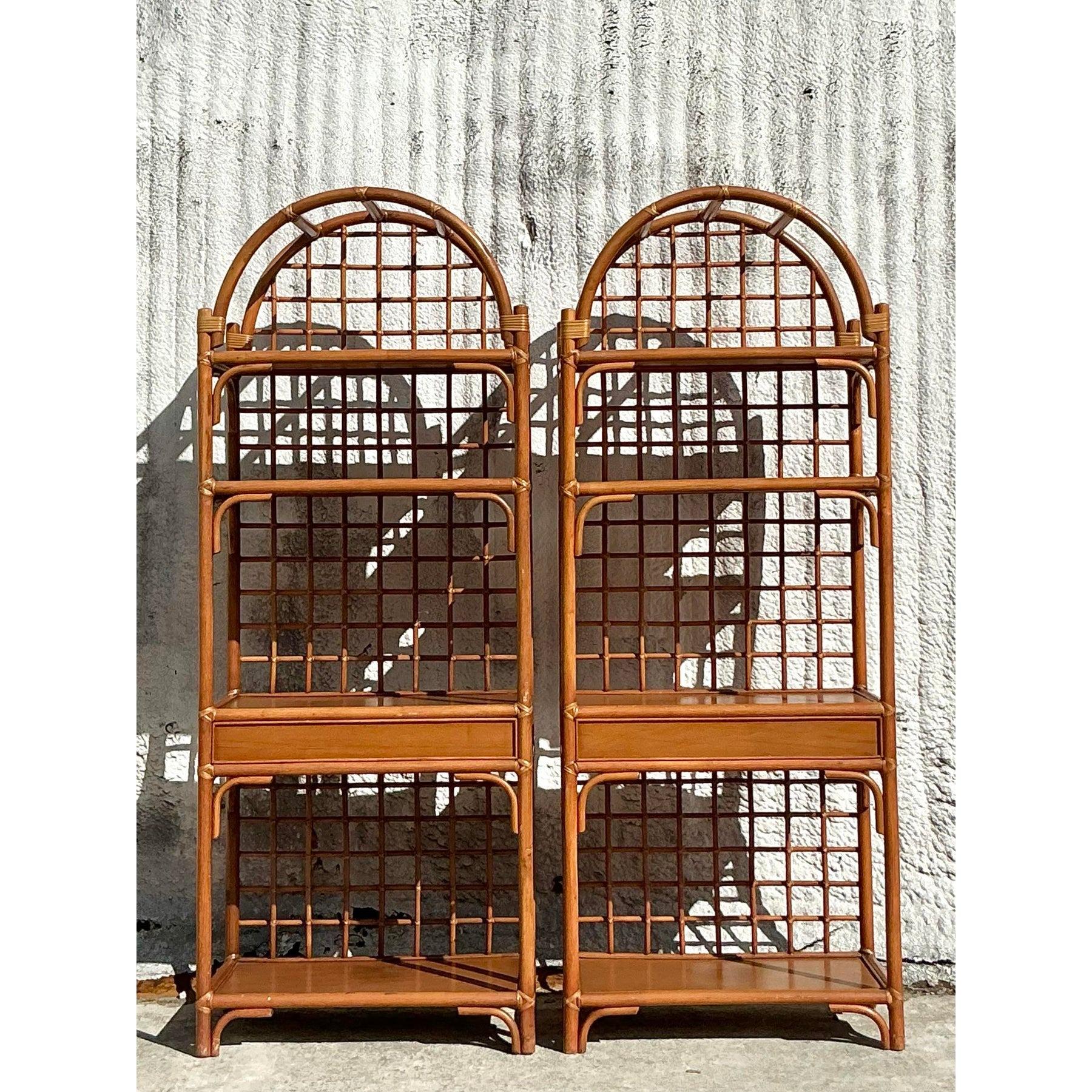 Filippino Etagere in rattan a griglia costiera vintage - una coppia in vendita