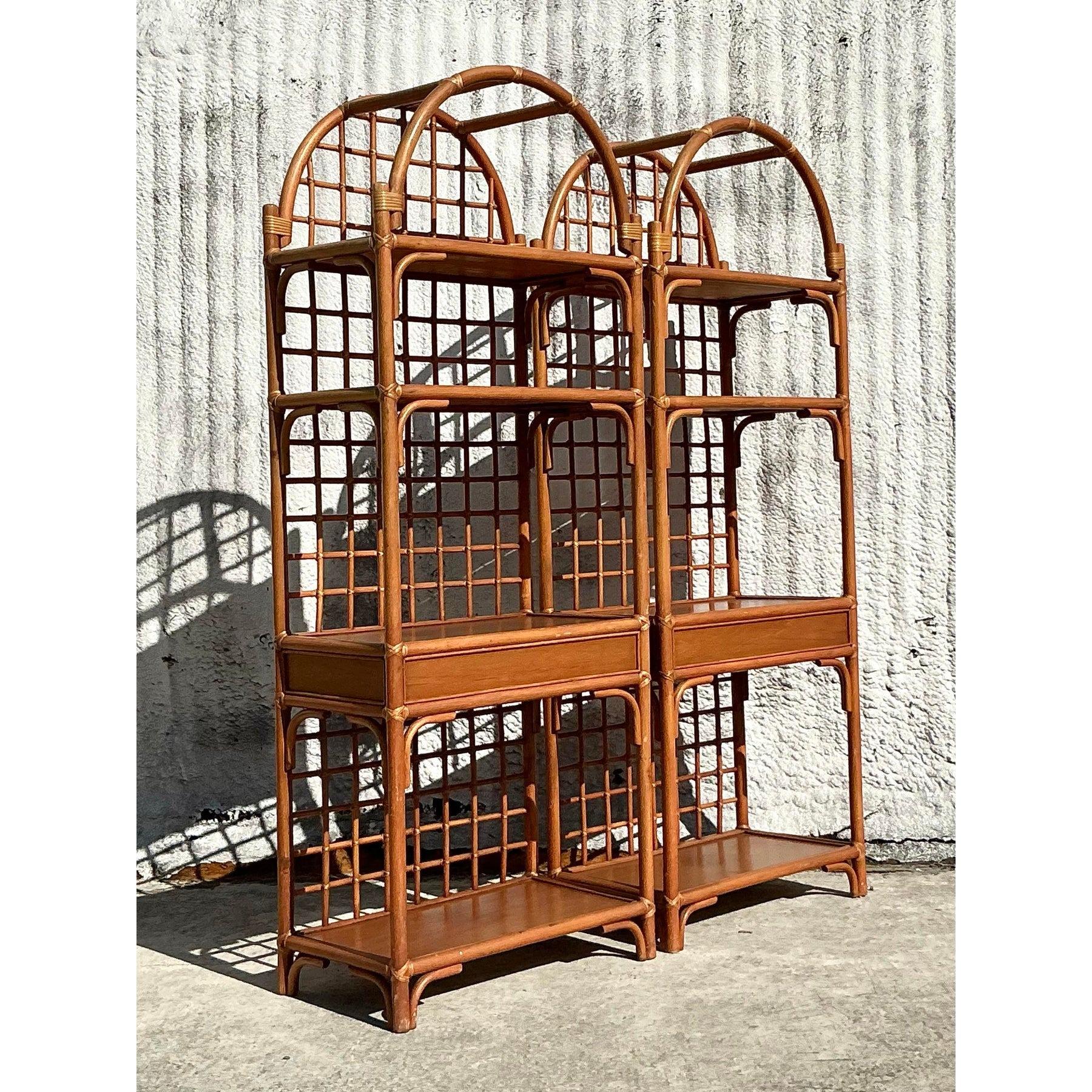 Etagere in rattan a griglia costiera vintage - una coppia In condizioni buone in vendita a west palm beach, FL