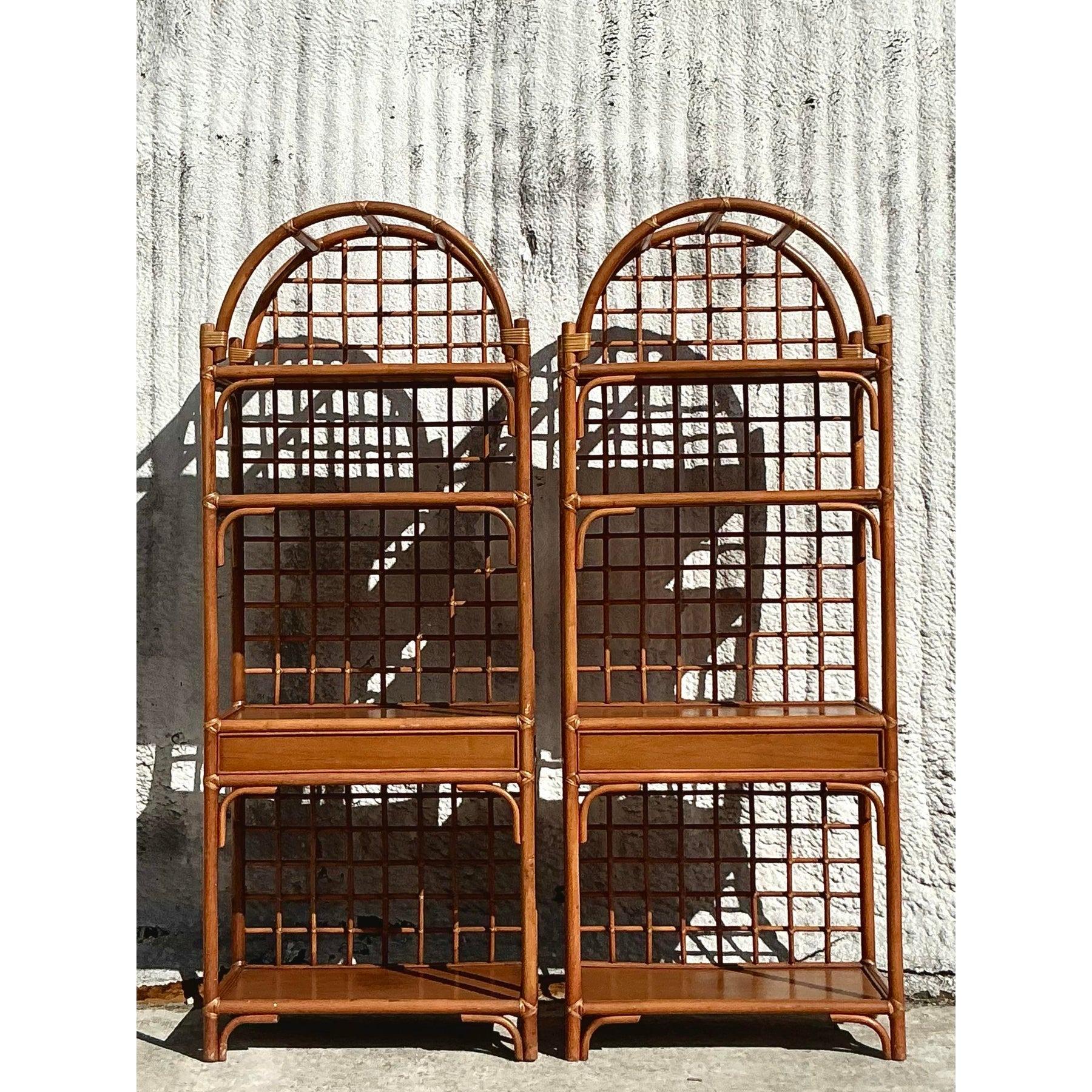 XX secolo Etagere in rattan a griglia costiera vintage - una coppia in vendita