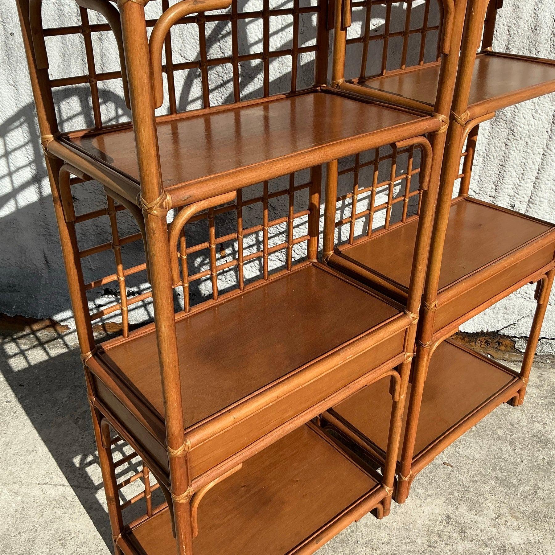 Etagere in rattan a griglia costiera vintage - una coppia in vendita 1