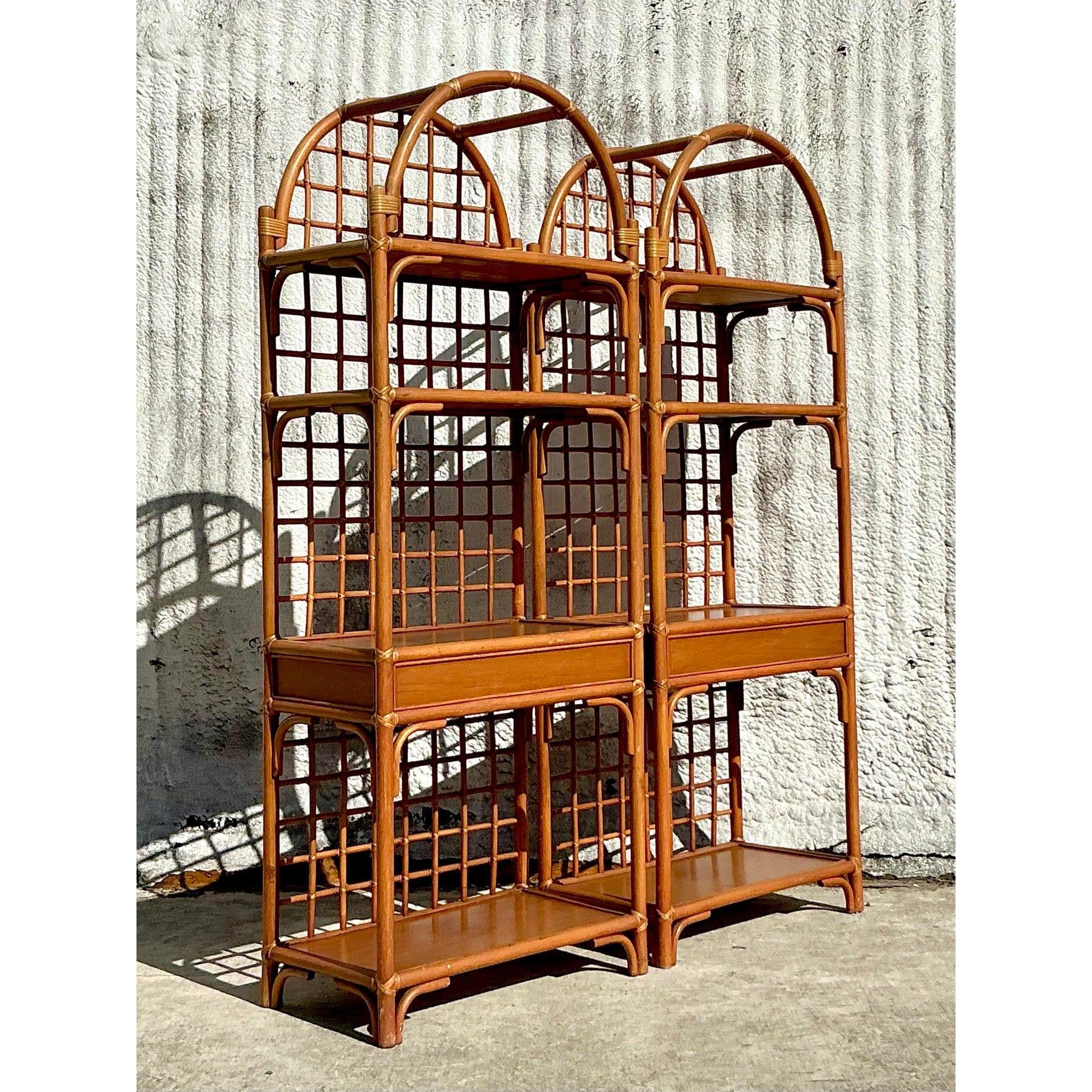 Etagere in rattan a griglia costiera vintage - una coppia in vendita 2