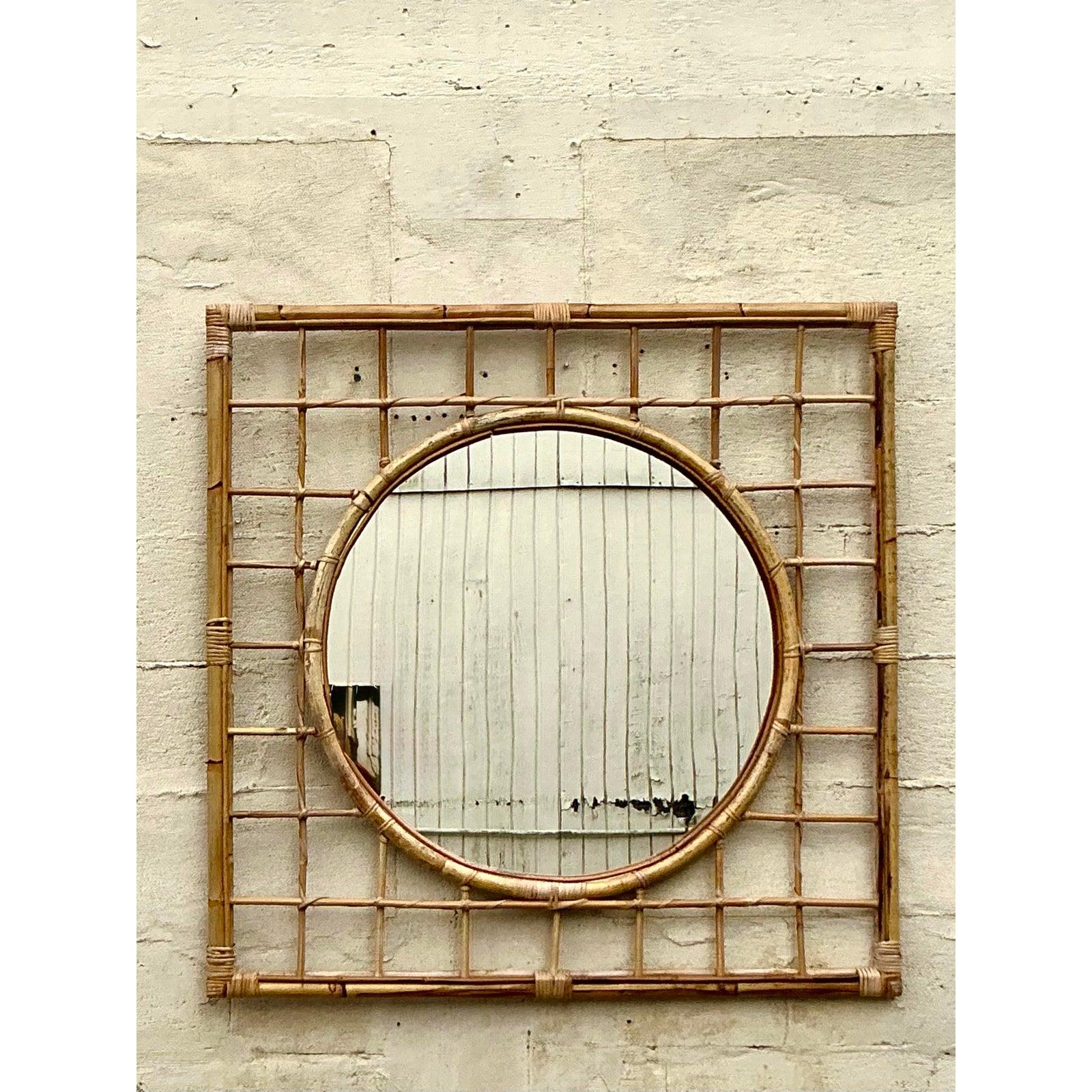 Ajoutez une touche d'élégance organique à votre espace avec ce superbe miroir vintage côtier en rotin quadrillé. Dotée d'un design géométrique unique à cadre ouvert, cette pièce mêle magnifiquement les textures naturelles à une esthétique bohème