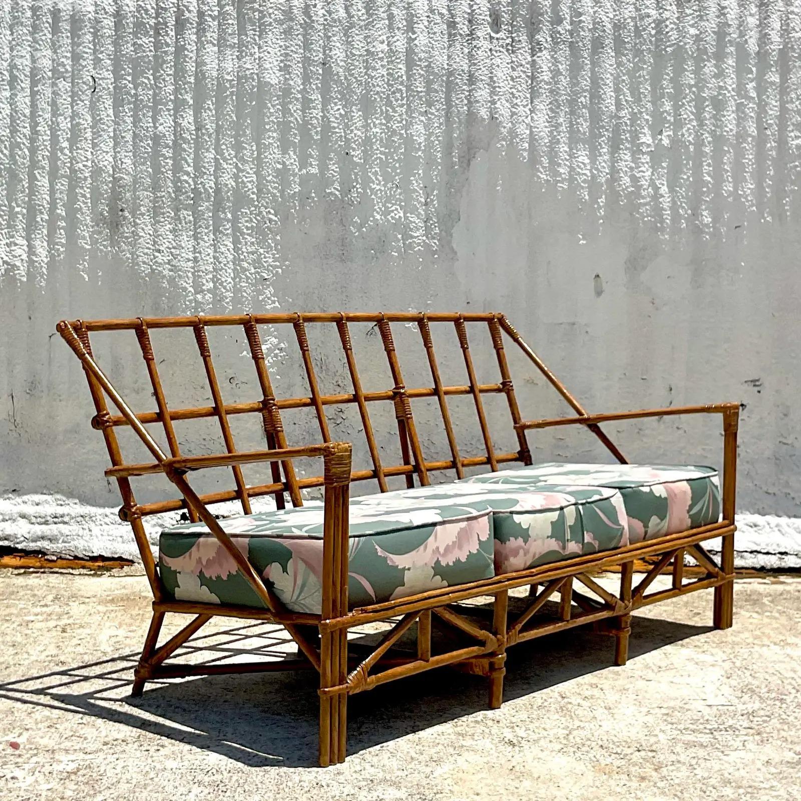 Ein fabelhaftes Vintage-Rattan-Sofa von Costal. Ein schickes Gitterdesign mit vielen klaren Linien. Passende Stühle sind ebenfalls erhältlich. Erworben aus einem Nachlass in Palm Beach.

Das Sofa ist in tollem Vintage-Zustand. Kleinere Schrammen und