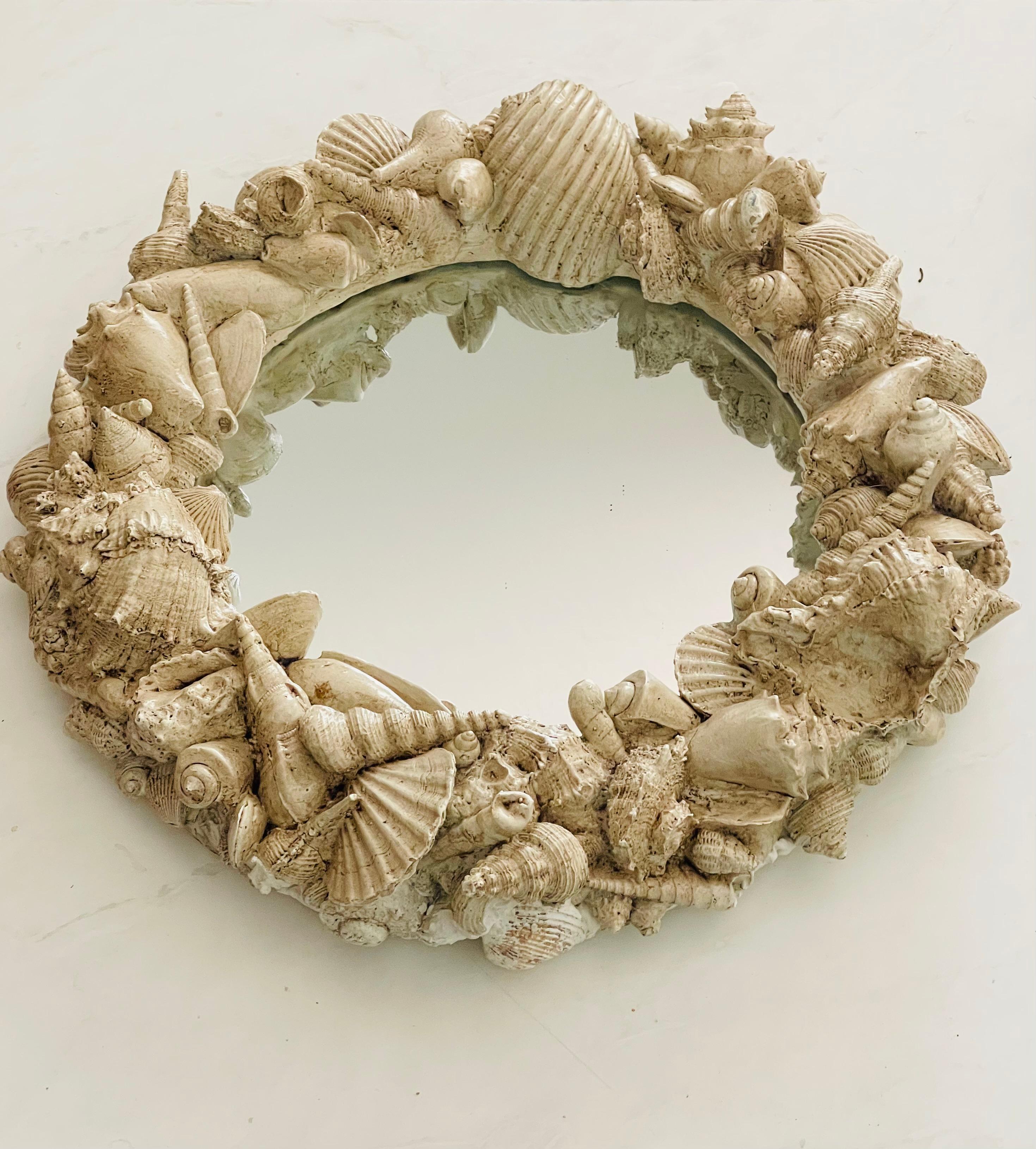 Miroir Vintage Grotyo Coastal Relirf Faux Shell. Très belle pièce de décoration côtière.