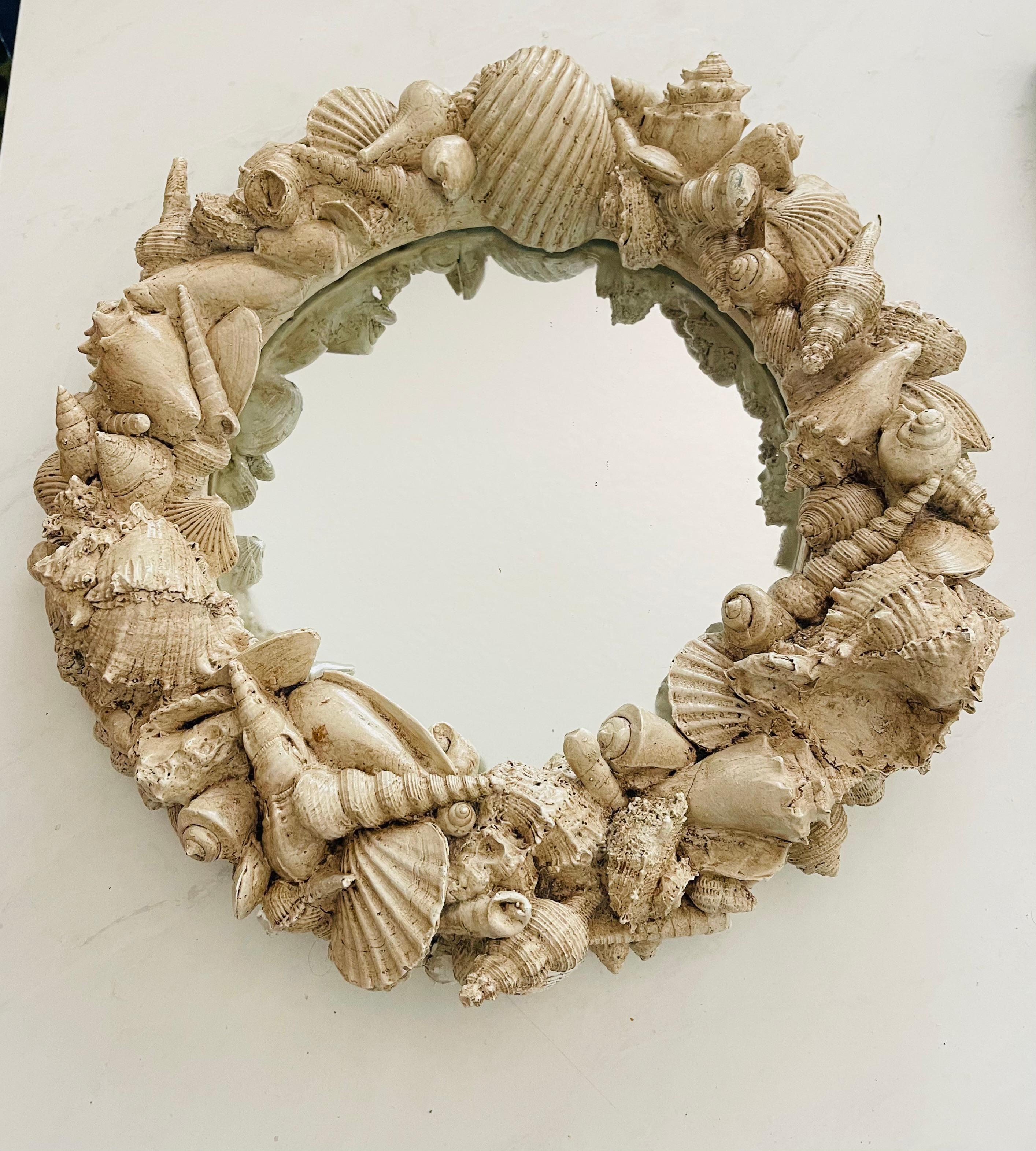 Organique Miroir ou centre de table Vintage Coastal Grotto Faux Shells en vente