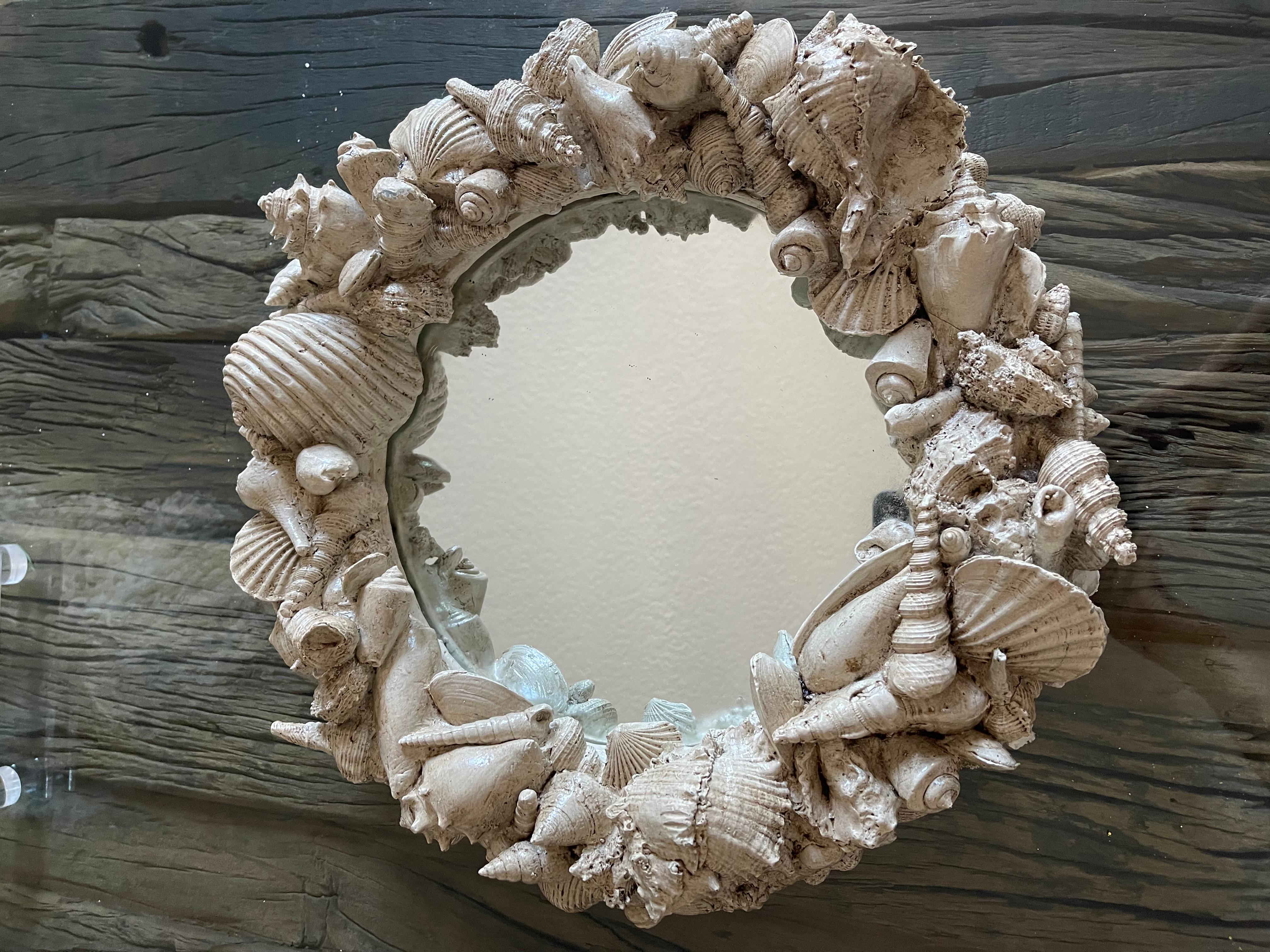Américain Miroir ou centre de table Vintage Coastal Grotto Faux Shells en vente