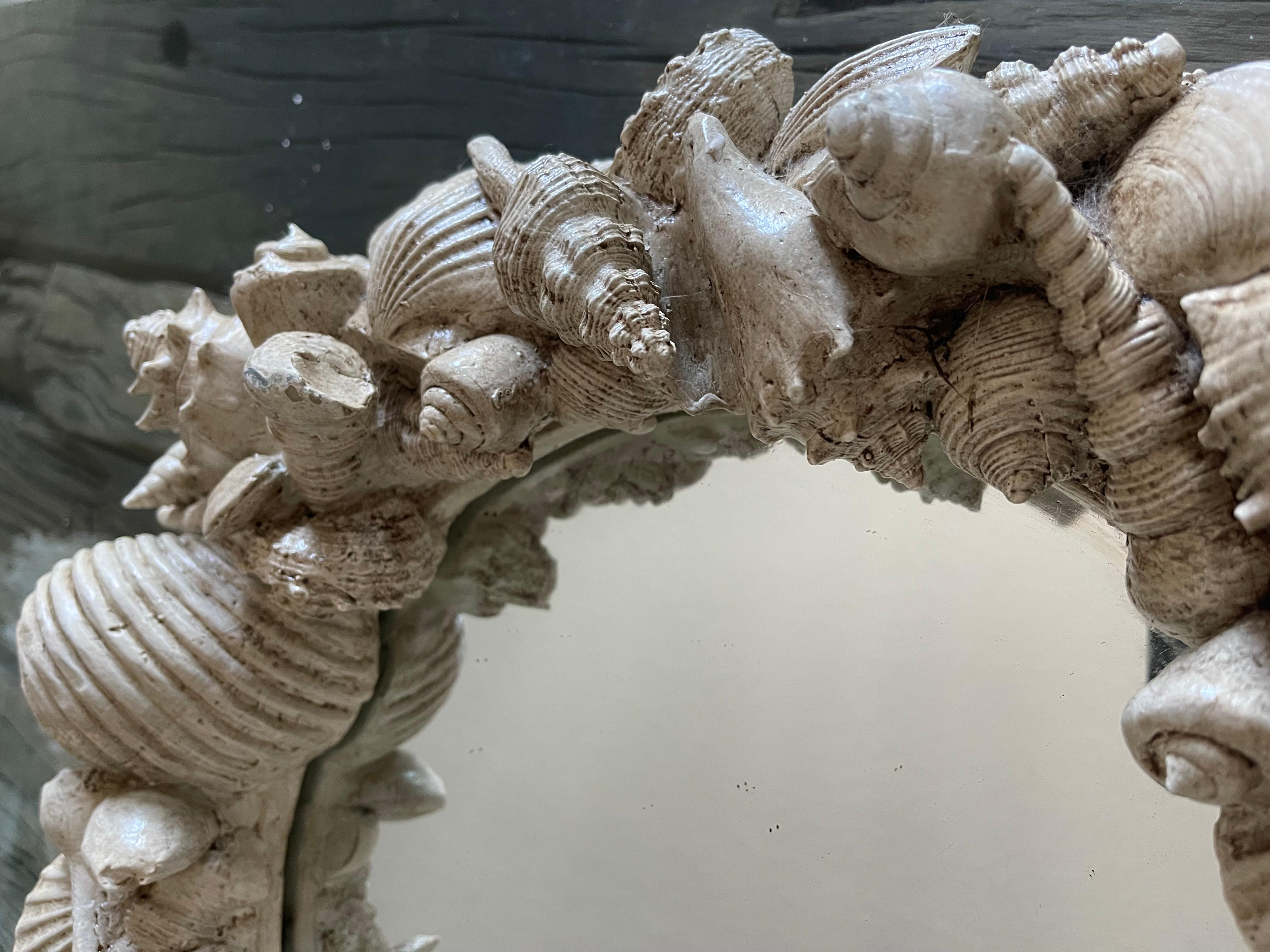 Miroir ou centre de table Vintage Coastal Grotto Faux Shells Bon état - En vente à Boca Raton, FL