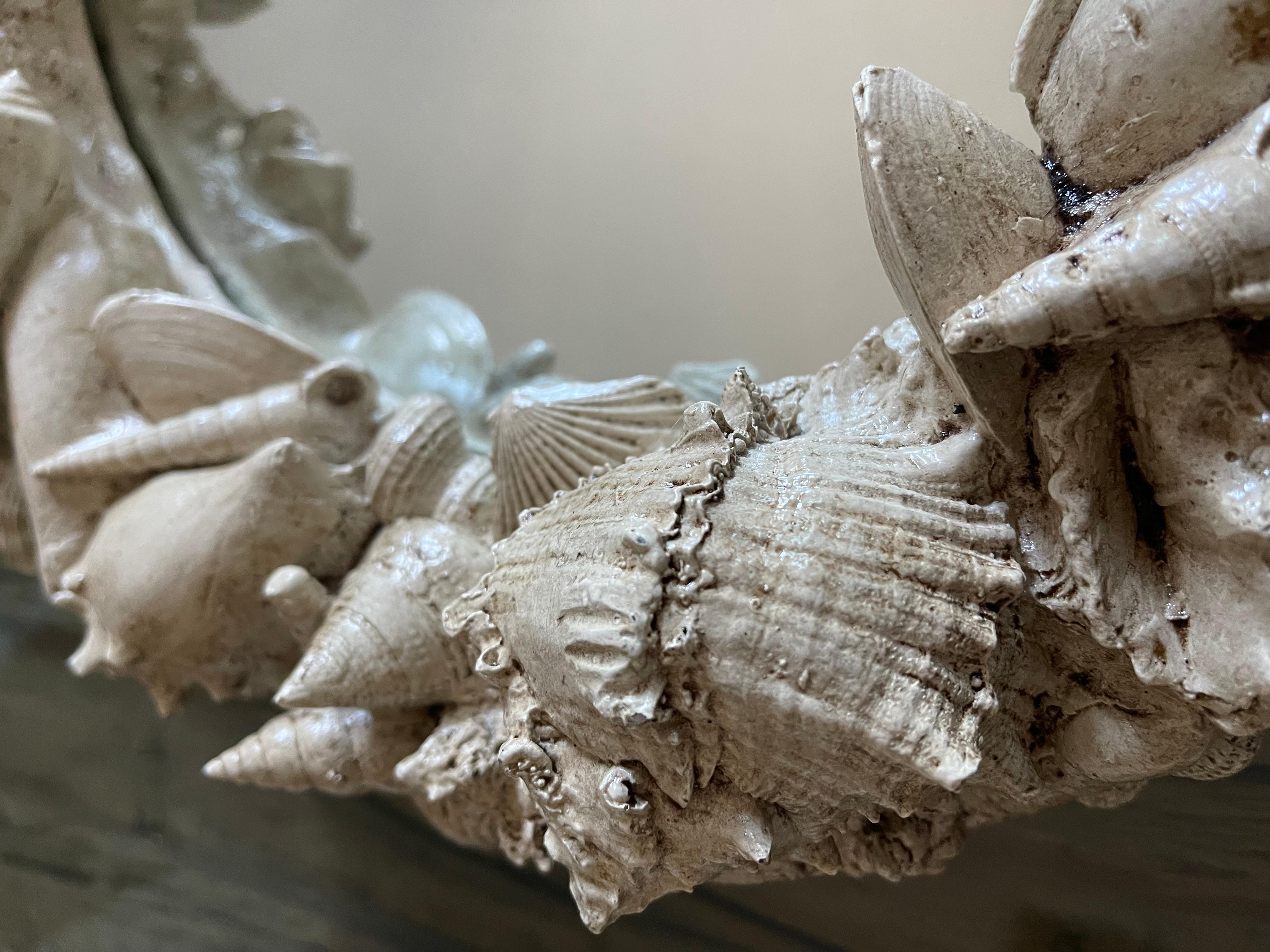 Milieu du XXe siècle Miroir ou centre de table Vintage Coastal Grotto Faux Shells en vente