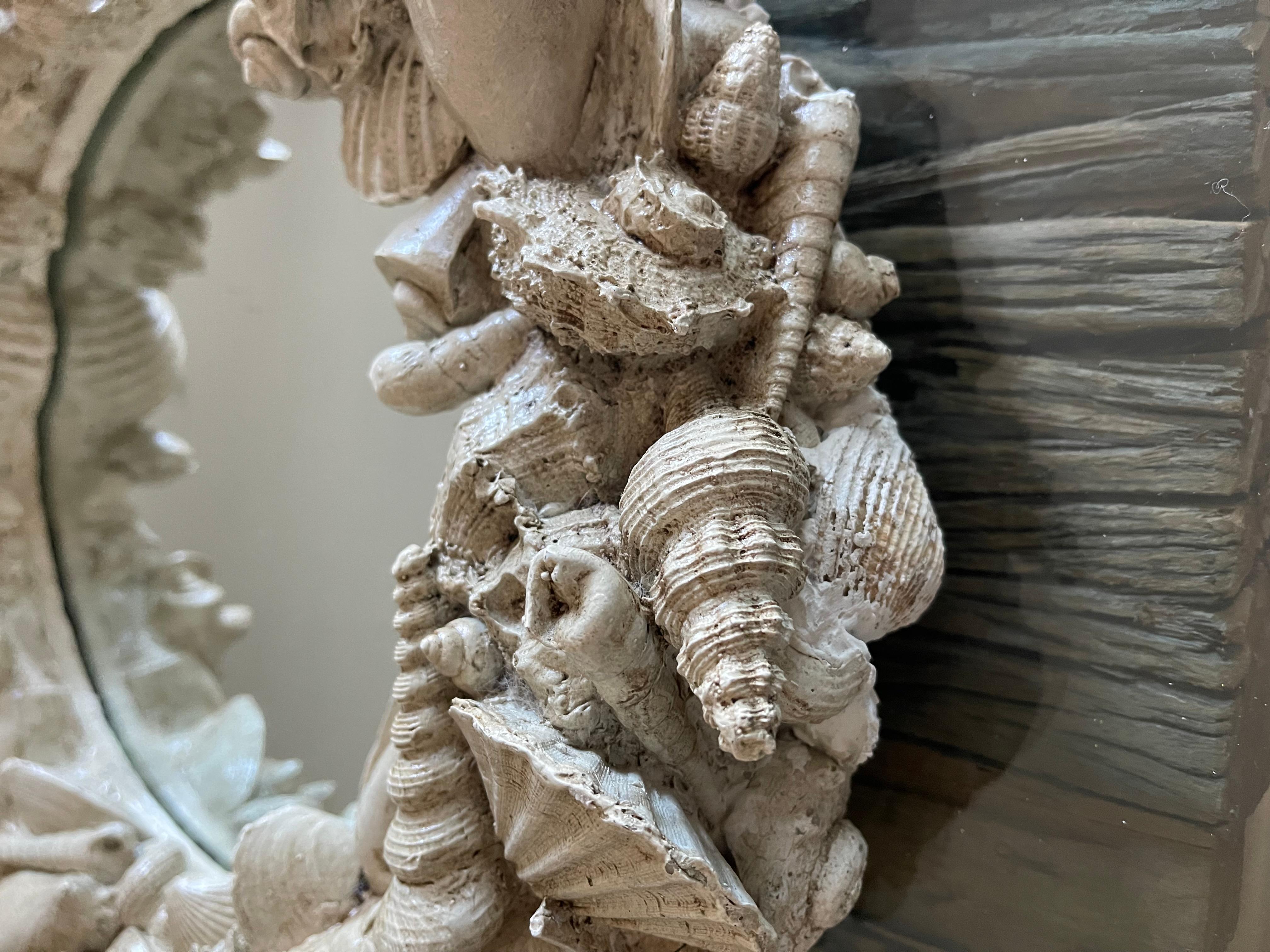 Composition Miroir ou centre de table Vintage Coastal Grotto Faux Shells en vente