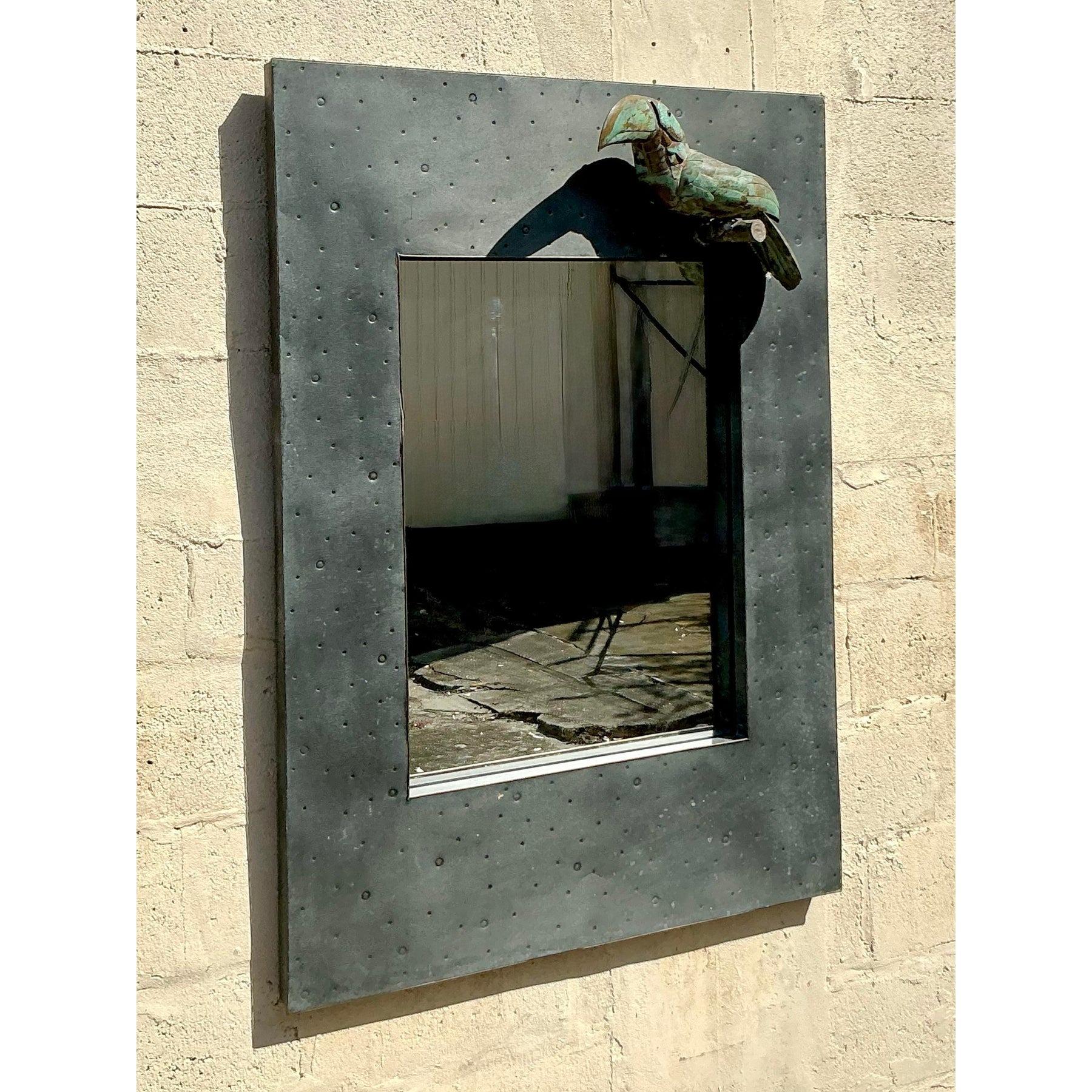 Américain Vieux miroir toucan côtier en métal martelé en vente