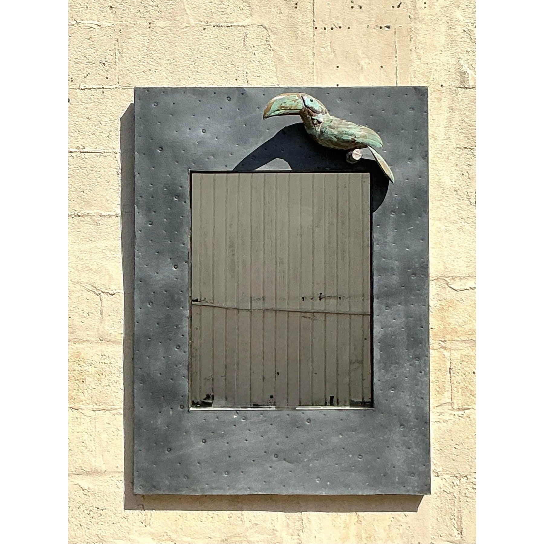 Vieux miroir toucan côtier en métal martelé Bon état - En vente à West Palm Beach, FL