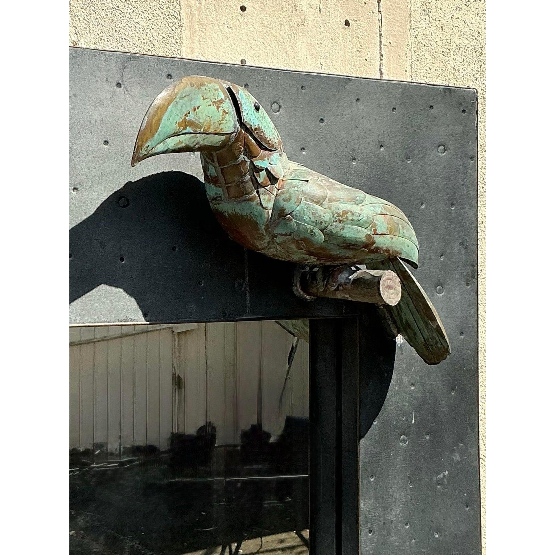 20ième siècle Vieux miroir toucan côtier en métal martelé en vente