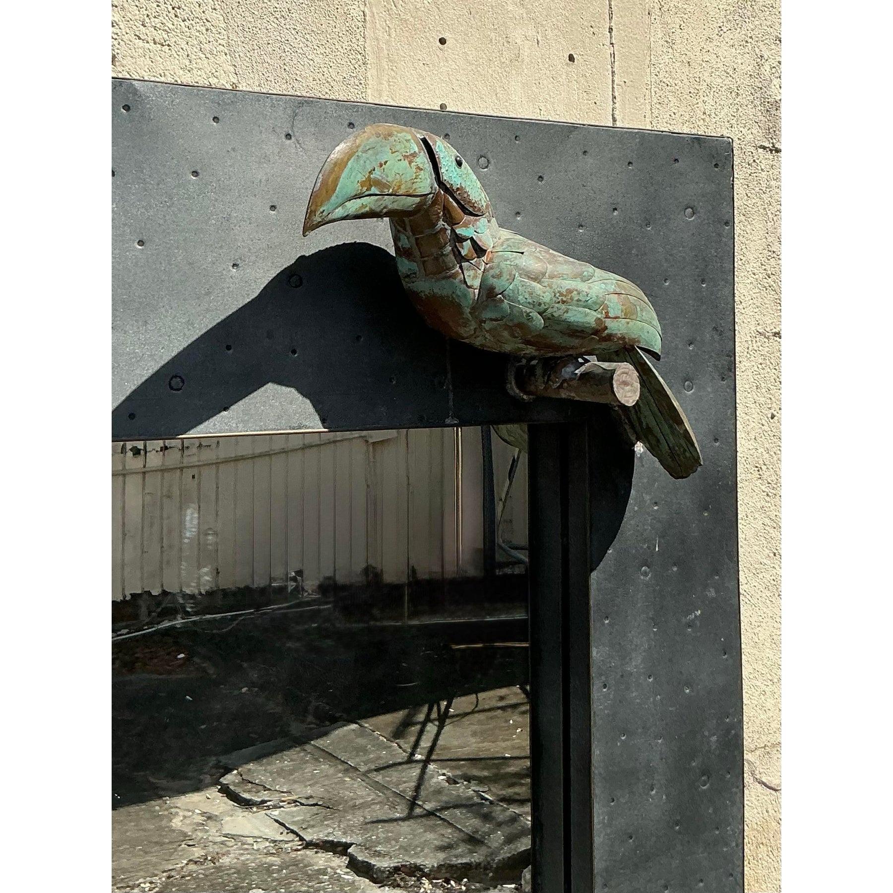 Vieux miroir toucan côtier en métal martelé en vente 1