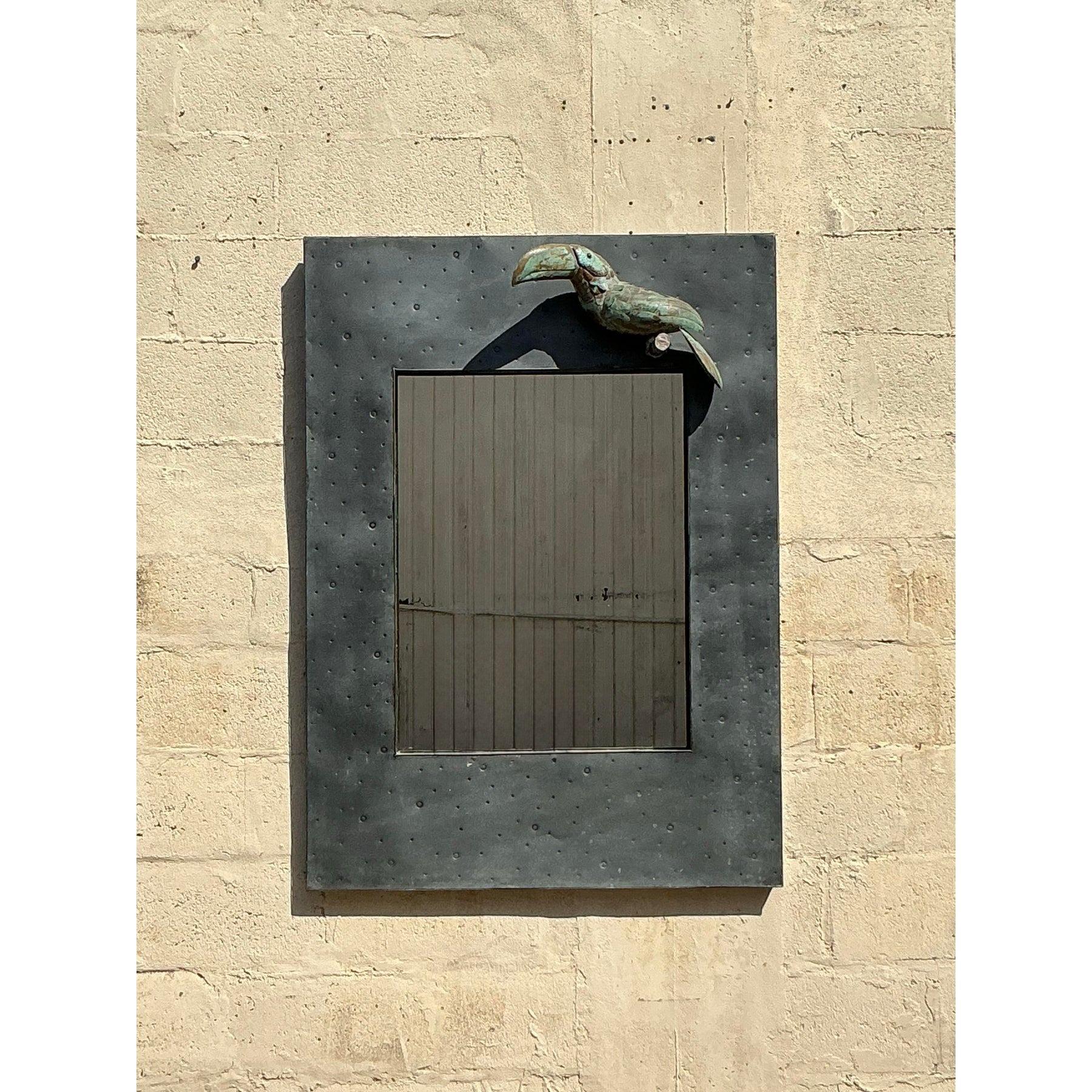 Vieux miroir toucan côtier en métal martelé en vente 2