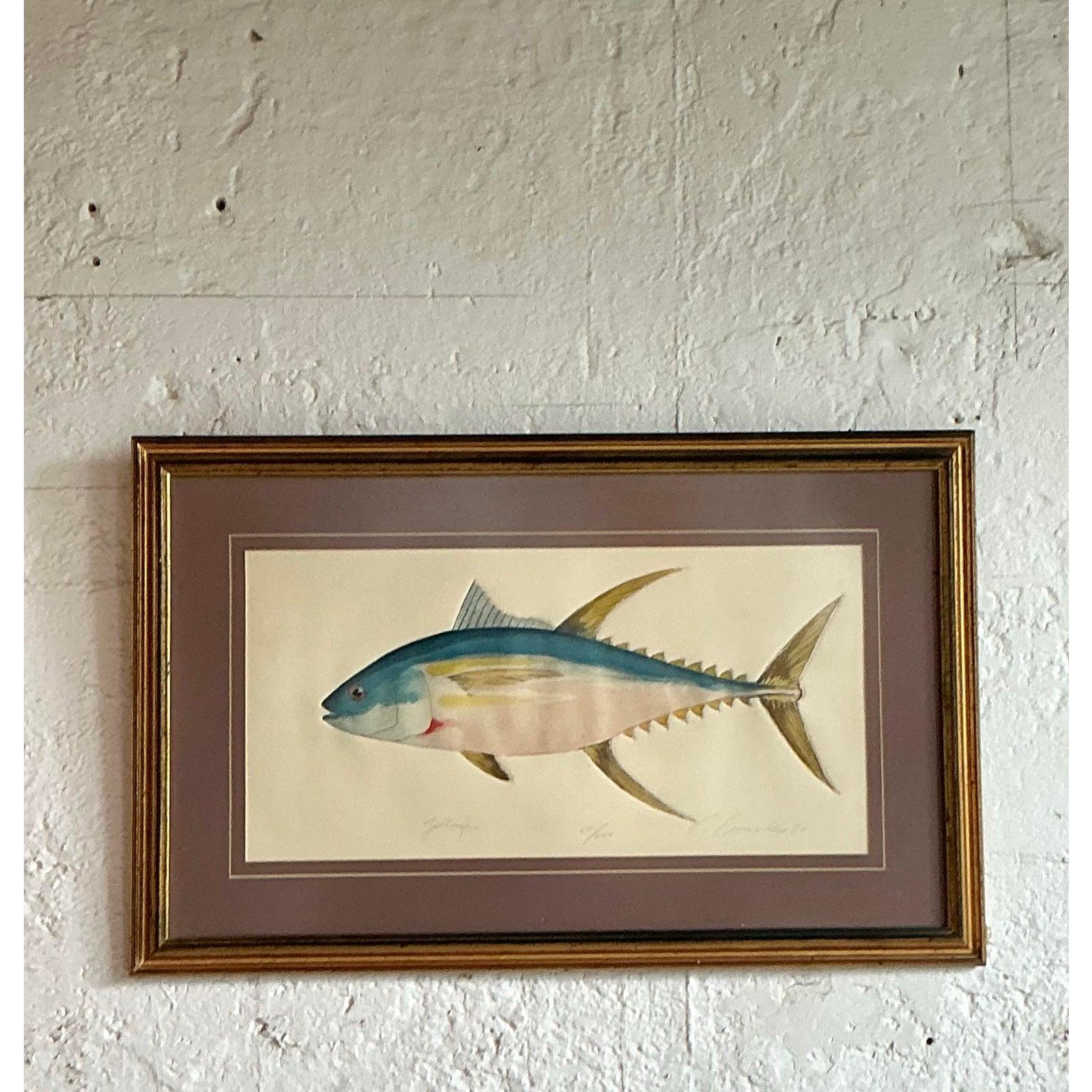 Fangen Sie die klassische Eleganz der naturkundlichen Illustration mit dieser hervorragenden handkolorierten Lithografie ein. Dieses Werk zeigt einen wissenschaftlich präzise und wunderschön wiedergegebenen Gelbflossen-Thunfisch, der das scharfe