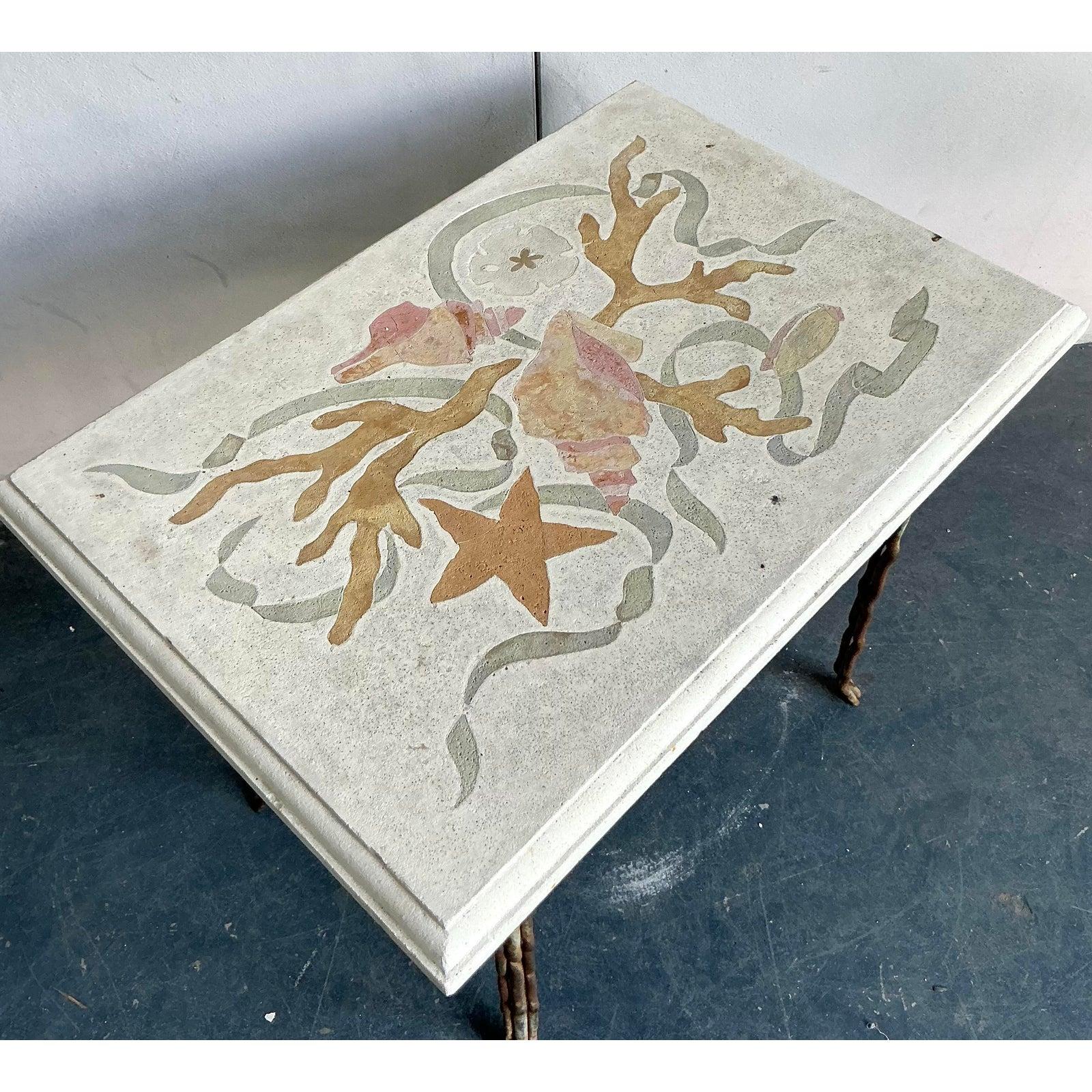 Évoquez la beauté sereine du bord de mer avec cette exquise table d'appoint côtière vintage. Fabriqué dans un souci d'art naturel, son plateau en béton moulé présente un charmant motif peint à la main de coraux et d'étoiles de mer, dans des tons