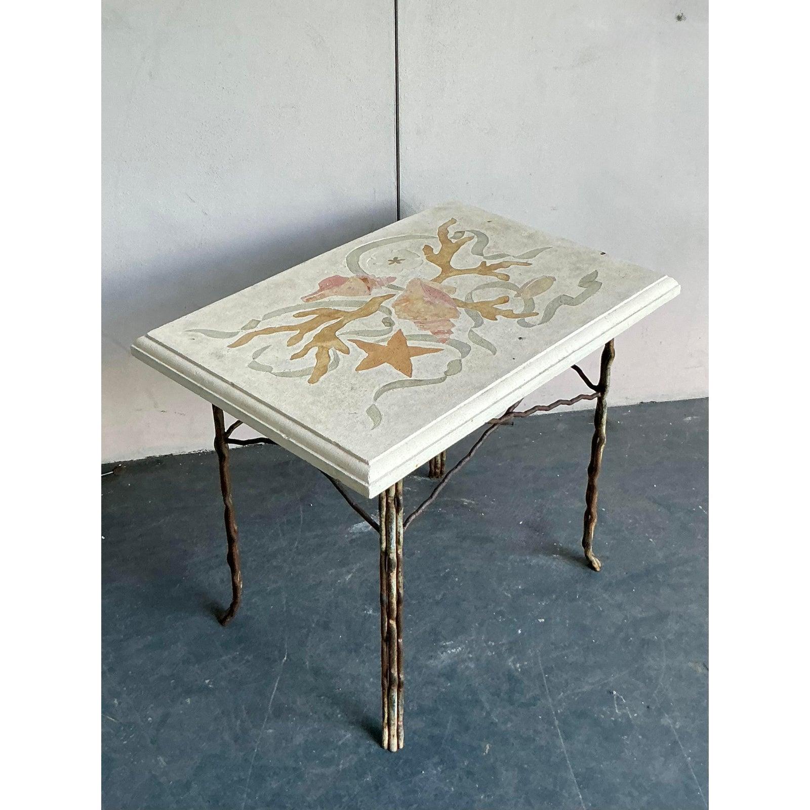 Organique Table d'appoint vintage en béton moulé peint à la main pour la côte en vente