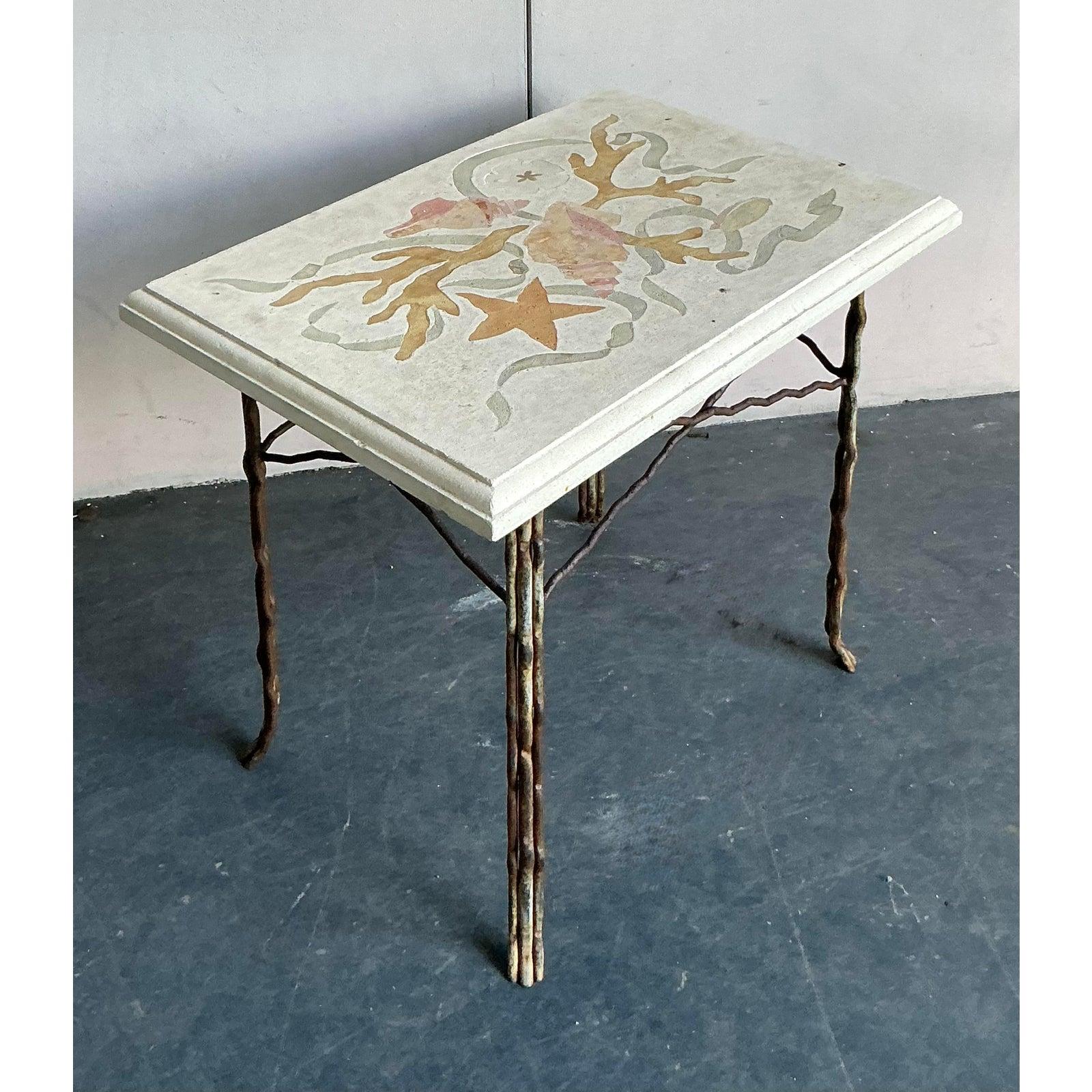 Table d'appoint vintage en béton moulé peint à la main pour la côte Bon état - En vente à West Palm Beach, FL