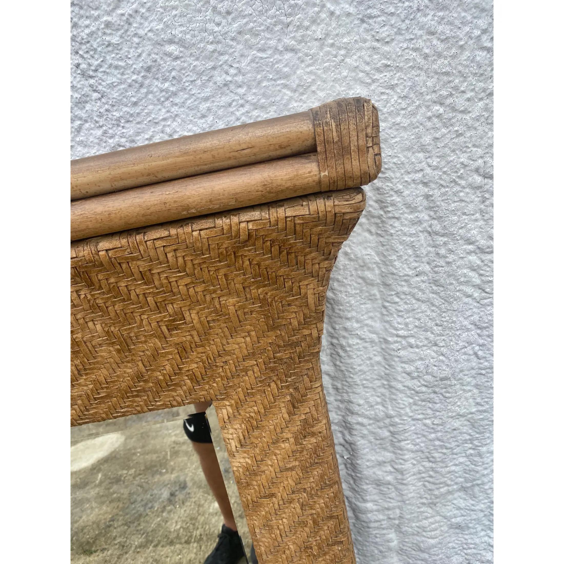 Mid-Century Modern Vieux miroir côtier Henredon tissé en cuir et bambou en vente