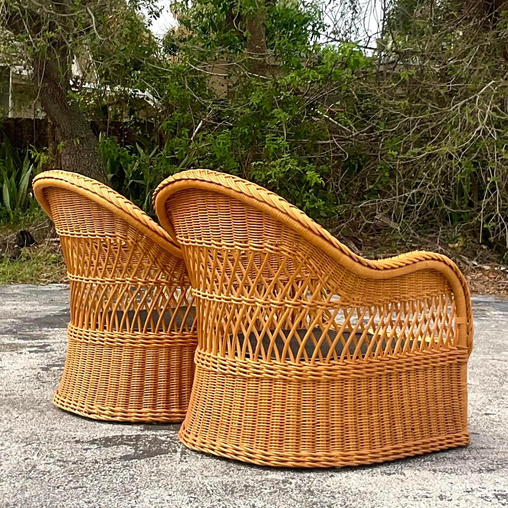 Rotin Paire de fauteuils de salon vintage Coastal Henry Link en rotin tressé en vente