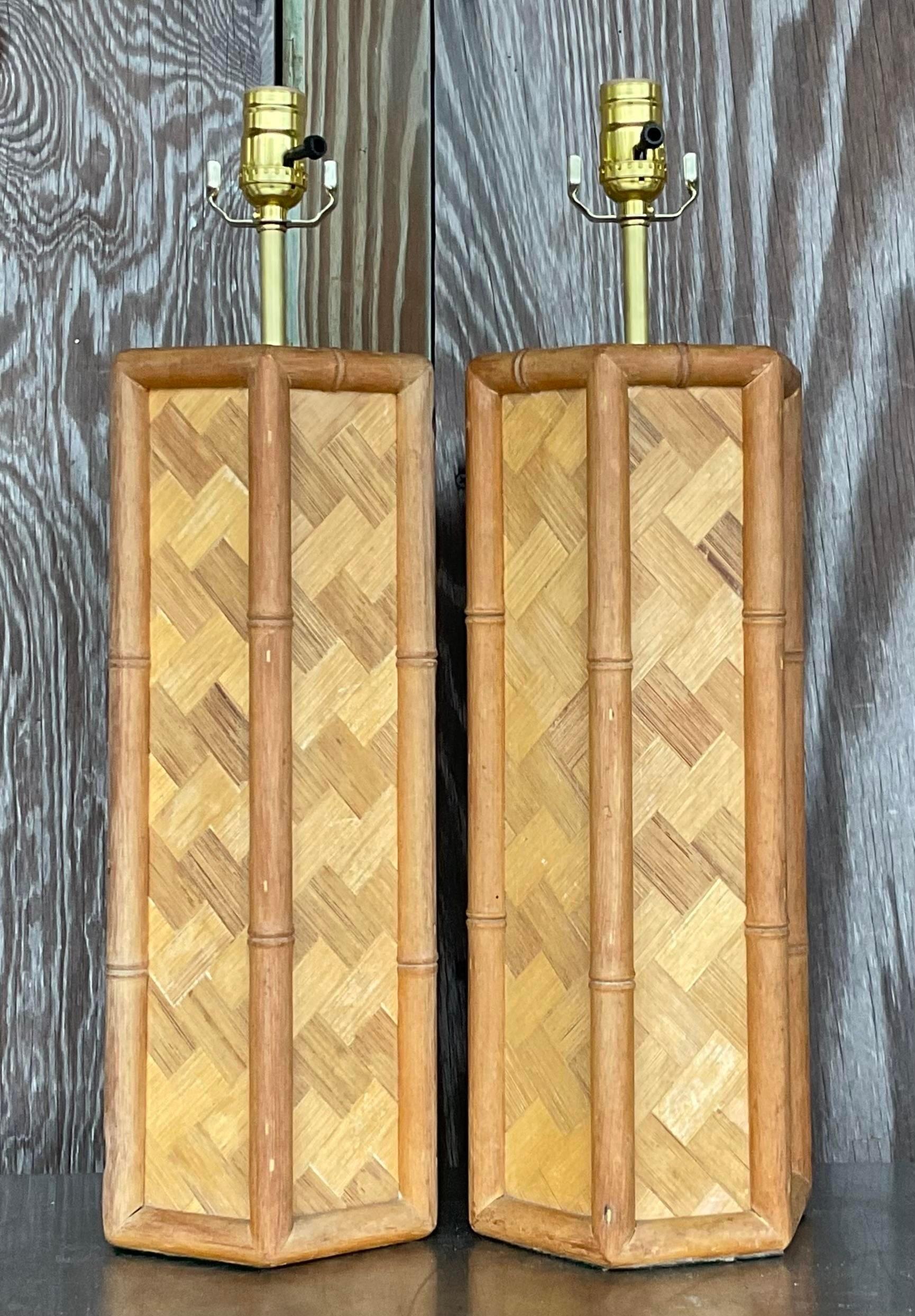 Ein fabelhaftes Paar von Vintage Coastal Tischlampen. Ein schickes Parkett aus Rattan in einer coolen Sechseckform. Mit Vollrattan eingefasst. Vollständig restauriert mit neuer Verkabelung und Hardware. Erworben aus einem Nachlass in Palm Beach.
