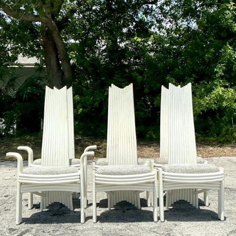 Migliora il tuo spazio da pranzo costiero con questo set di 6 sedie da pranzo in rattan con schienale alto Vintage Coastal. Il loro design elevato e la lavorazione del rattan naturale offrono un mix di comfort e fascino costiero.