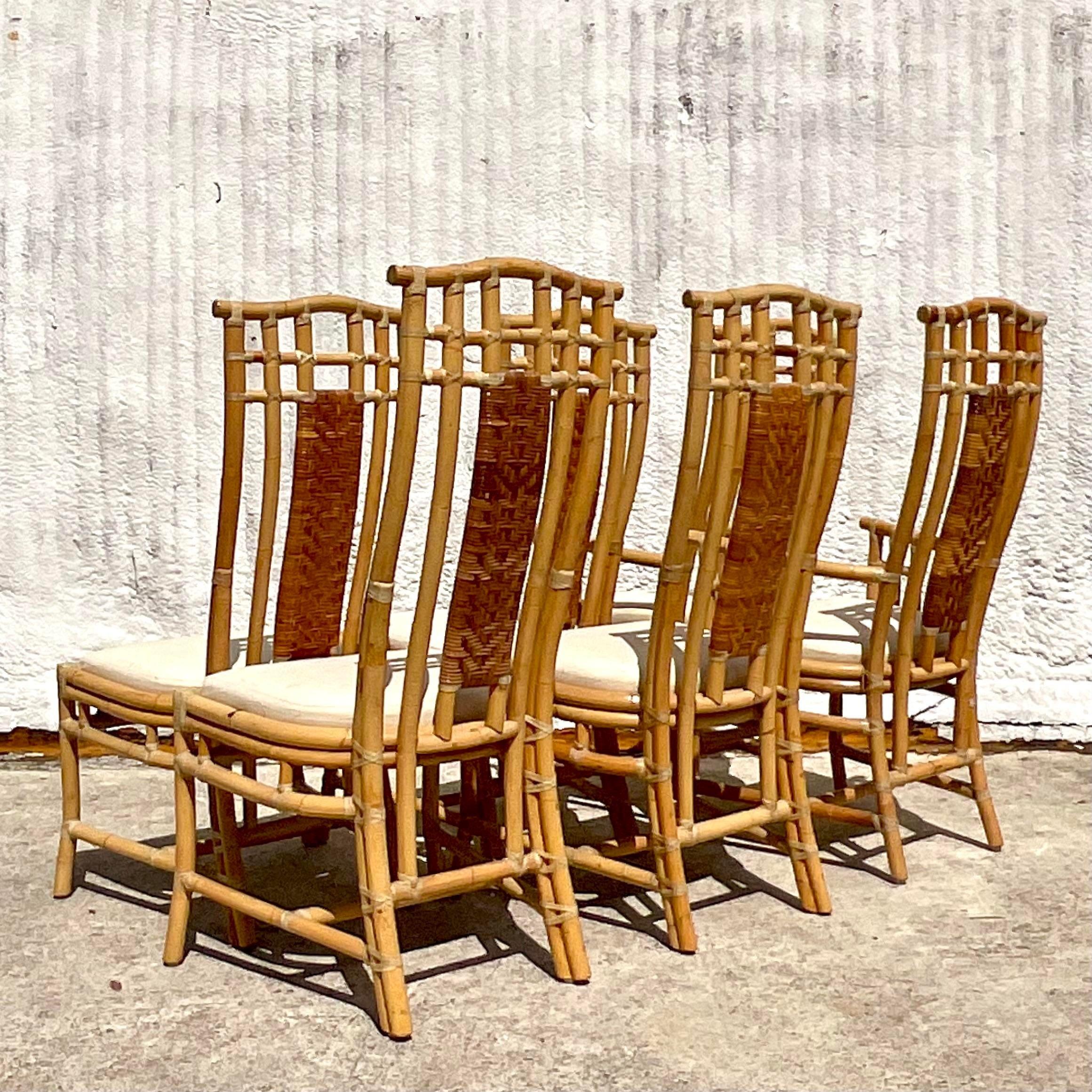 Verwandeln Sie Ihren Essbereich mit diesem Set aus sechs geflochtenen Rattanstühlen mit hoher Rückenlehne im Vintage-Stil. Jeder Stuhl verkörpert die entspannte Eleganz des amerikanischen Küstenlebens und besticht durch handwerkliches Können und