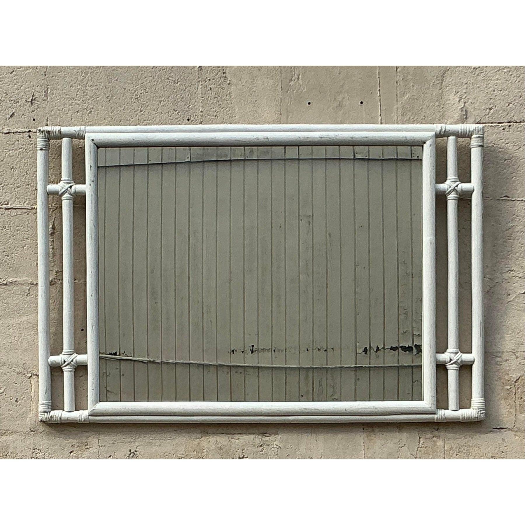 Ce superbe miroir vintage en rotin incarne l'essence du charme côtier avec son cadre tissé complexe et son design aéré. Les détails en rotin fabriqués à la main lui confèrent un attrait organique et intemporel, ce qui en fait une pièce de choix pour