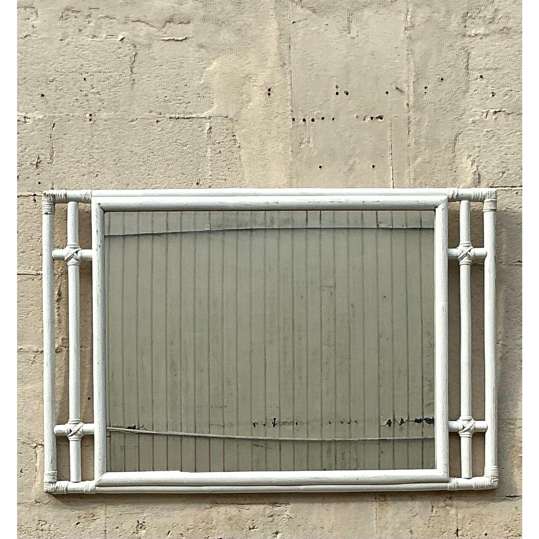 Mid-Century Modern Vieux miroir horizontal en rotin côtier en vente