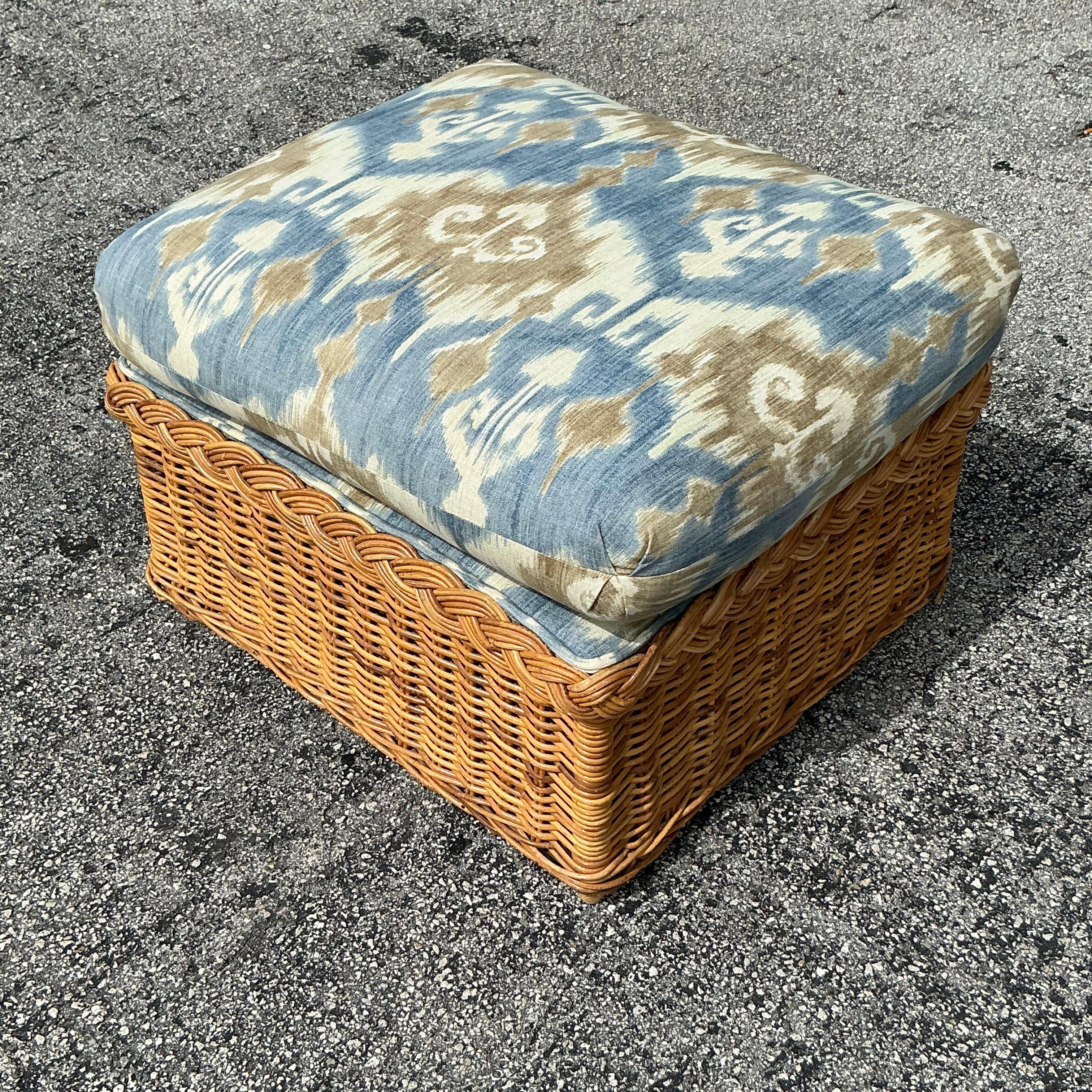 Apportez une ambiance de plage à votre intérieur avec cet ottoman en rotin tressé Ikat de style côtier vintage. Doté d'un motif Ikat vibrant et d'un design en rotin tressé complexe, ce pouf ajoute une touche de couleur et de texture à n'importe quel