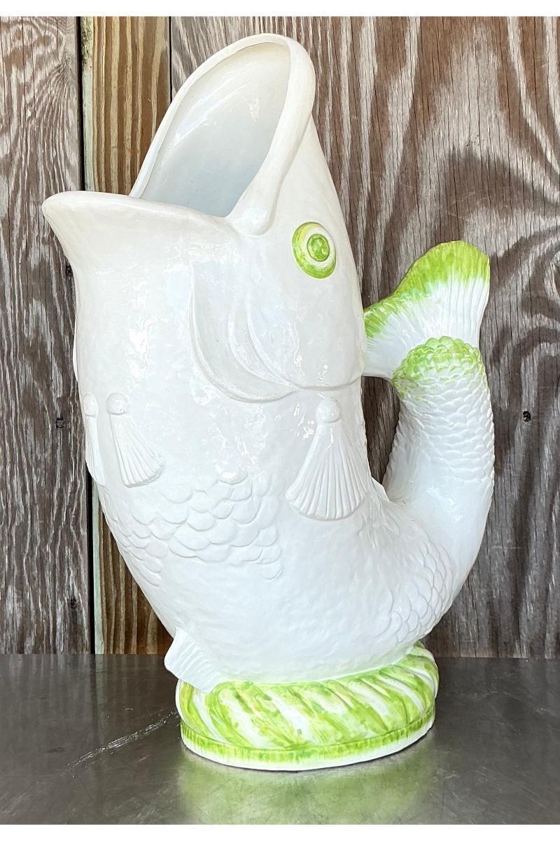 Bringen Sie Küsteneleganz in Ihren Raum mit diesem Vintage Coastal Italian Glazed Ceramic Fish Planter. Dieses skurrile Pflanzgefäß wird in Italien fachmännisch hergestellt und zeigt ein charmantes Fischdesign, das mit leuchtenden, vom Meer