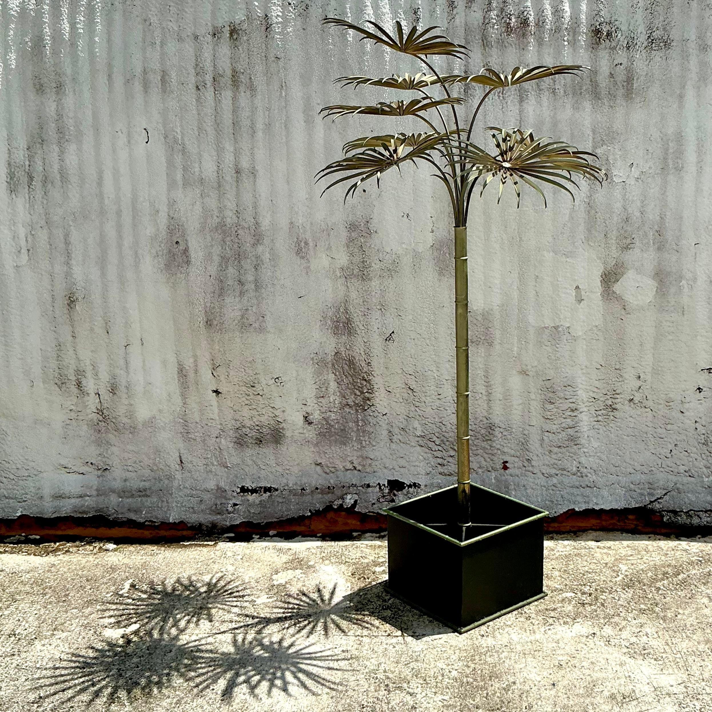 Aporta un toque de glamour costero a tu espacio con esta impresionante palmera italiana vintage de metal tole. Hecha a mano con todo lujo de detalles, esta pieza única captura la elegancia de la brisa de la costa mediterránea. Sus atrevidas hojas