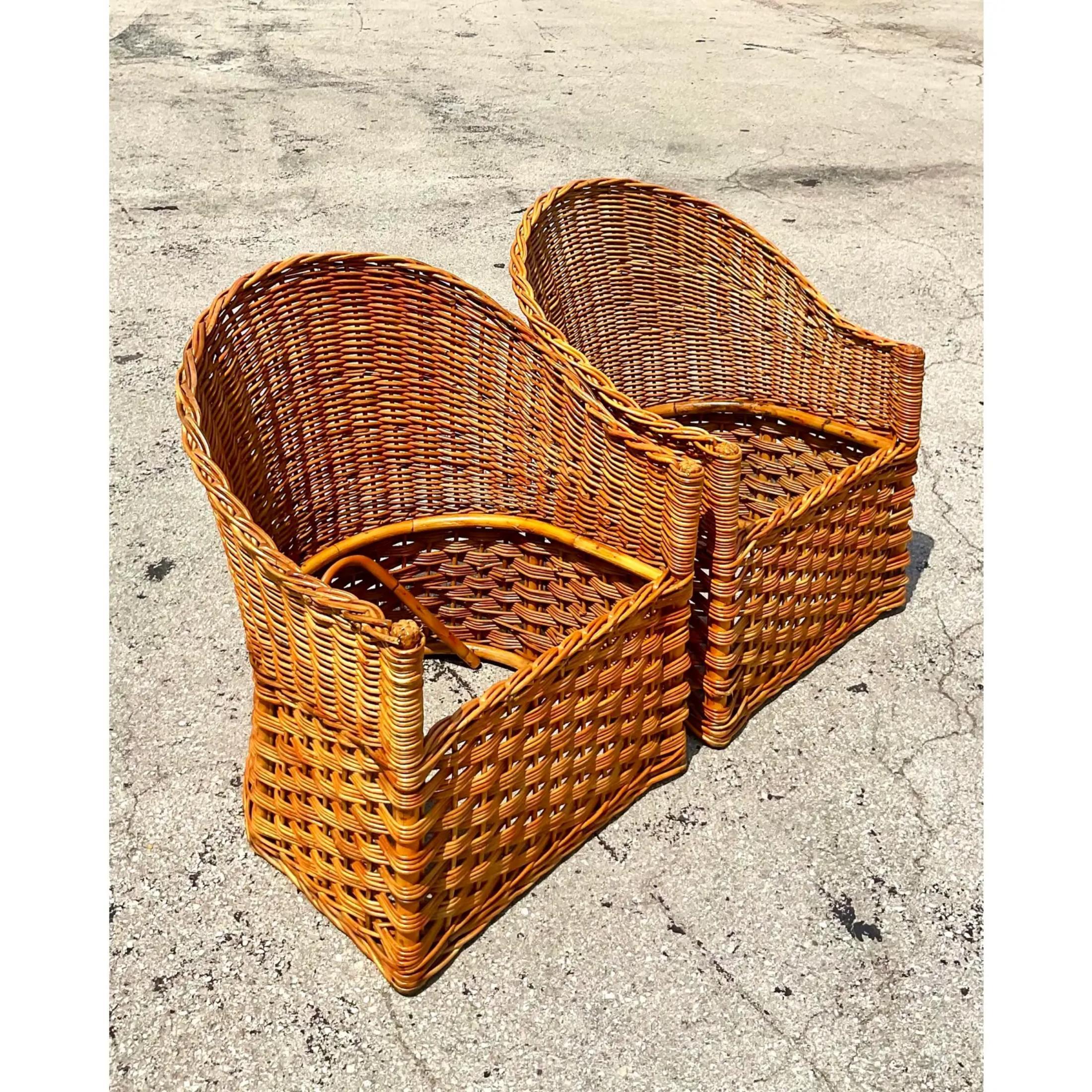Une superbe paire de chaises à baignoire vintage de la marque Coastal. Magnifique rotin tressé fabriqué par le groupe Wicker Works en Italie. Forme chic et épurée. Acquis d'une propriété de Palm Beach.