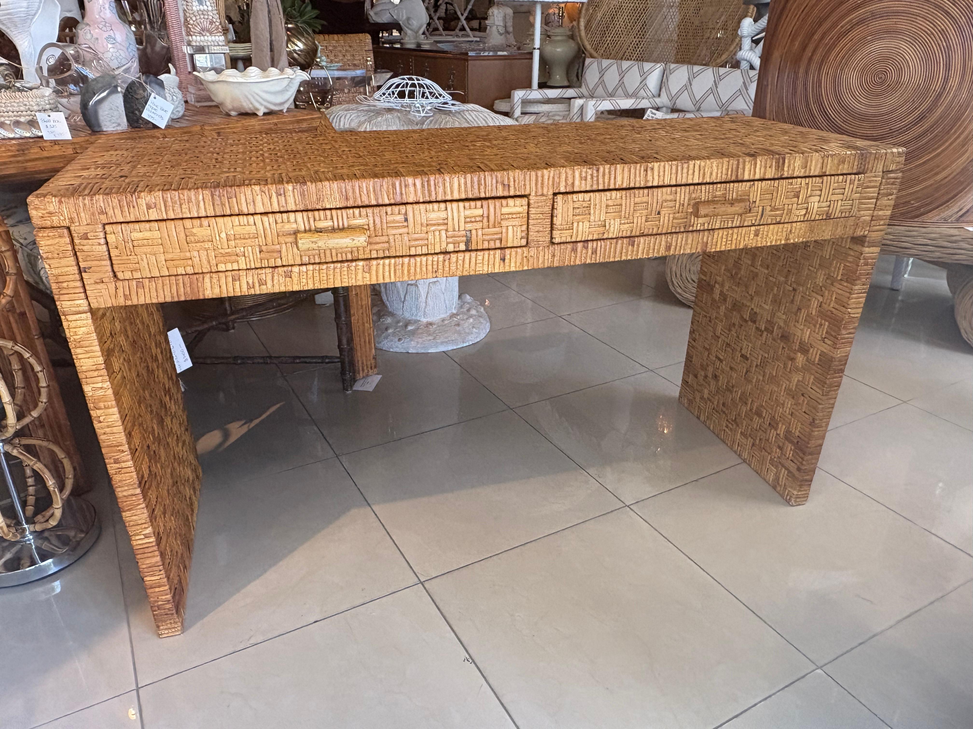 Vintage By, la scrivania e la sedia in vimini in rattan intrecciato e avvolto. in vendita 2