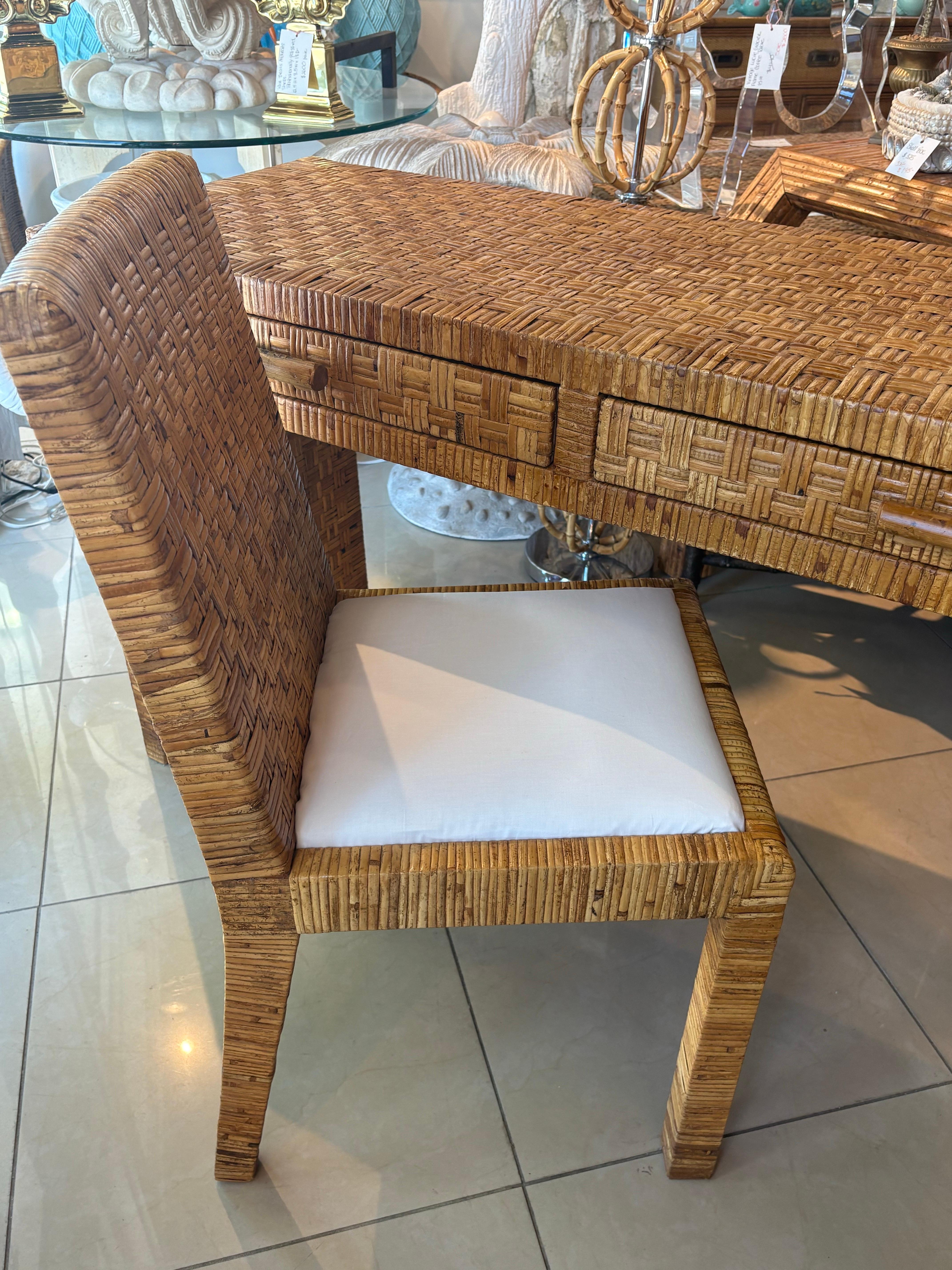 Vintage By, la scrivania e la sedia in vimini in rattan intrecciato e avvolto. in vendita 6