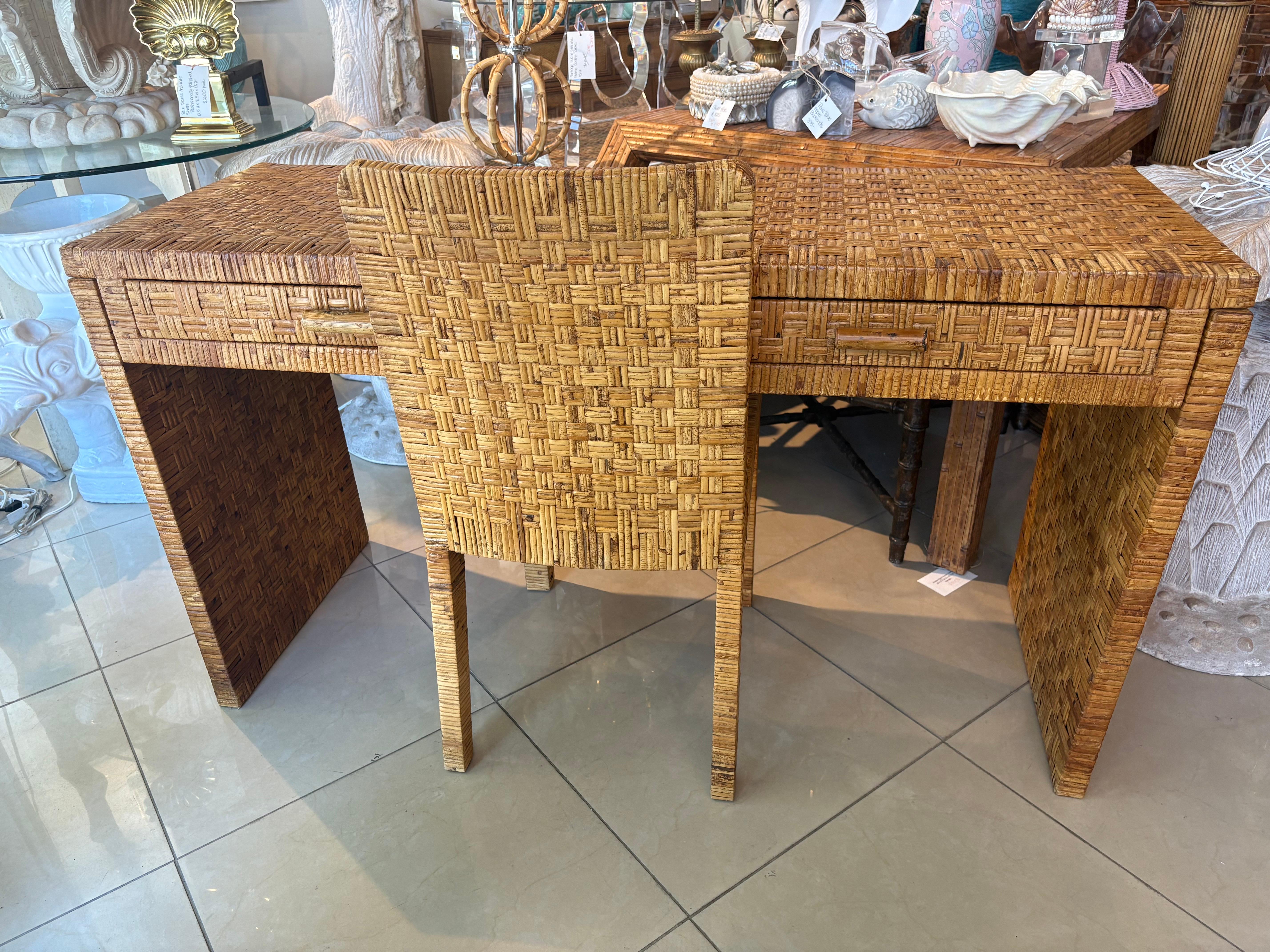 Vintage By, la scrivania e la sedia in vimini in rattan intrecciato e avvolto. in vendita 7