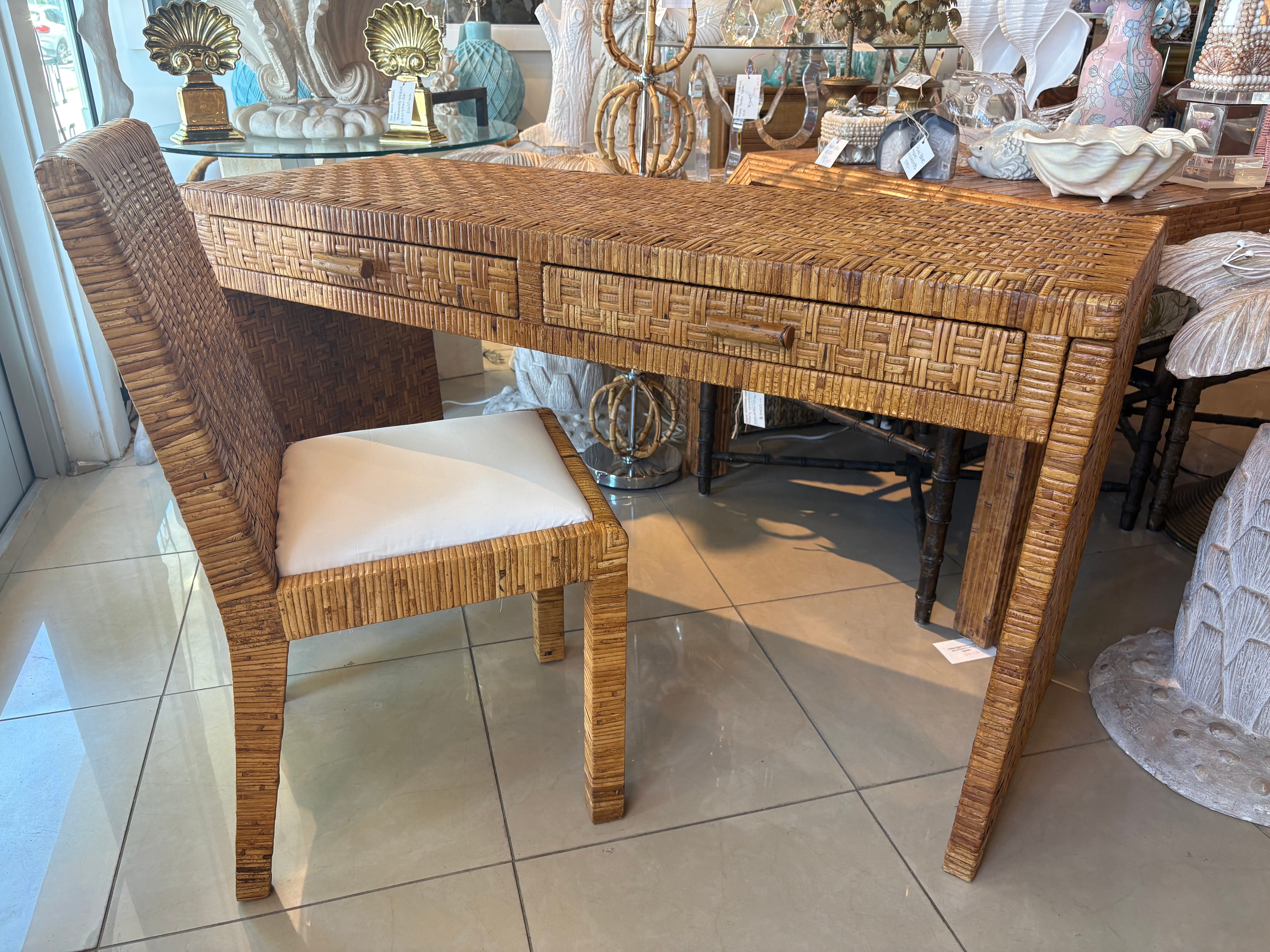 Vintage anni '70 italiano  scrivania in canna di rattan intrecciata e sedia abbinata. Due cassetti. Tutti i lati sono rifiniti, compresi il retro, i fianchi, ecc. Finitura originale in rattan. Le sedie sono state recentemente rivestite in tessuto